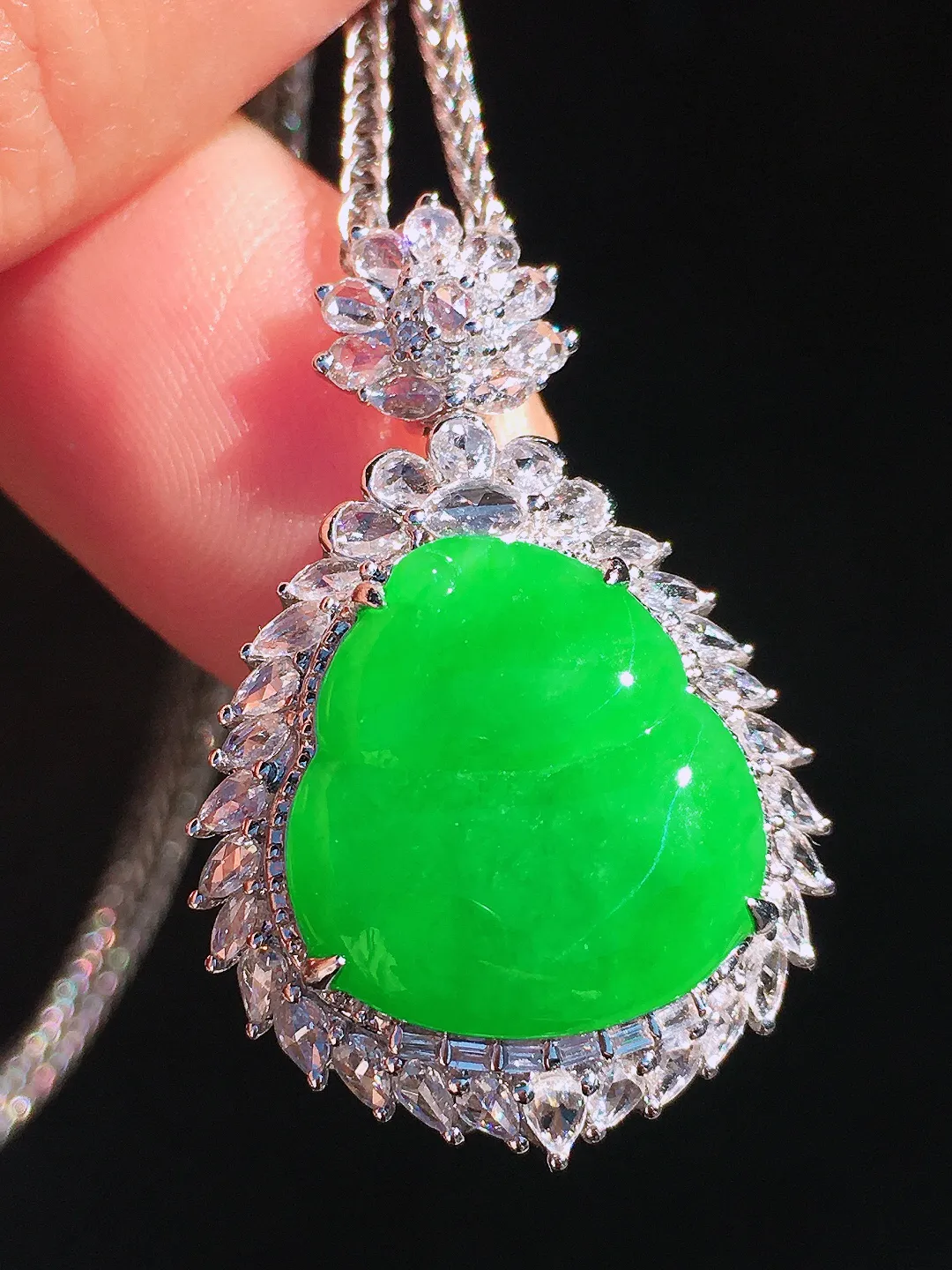 阳绿葫芦吊坠，色泽均匀艳丽，玉质细腻，荧光感超
强，饱满圆润，尽显优雅气质，18k
金豪华镶嵌