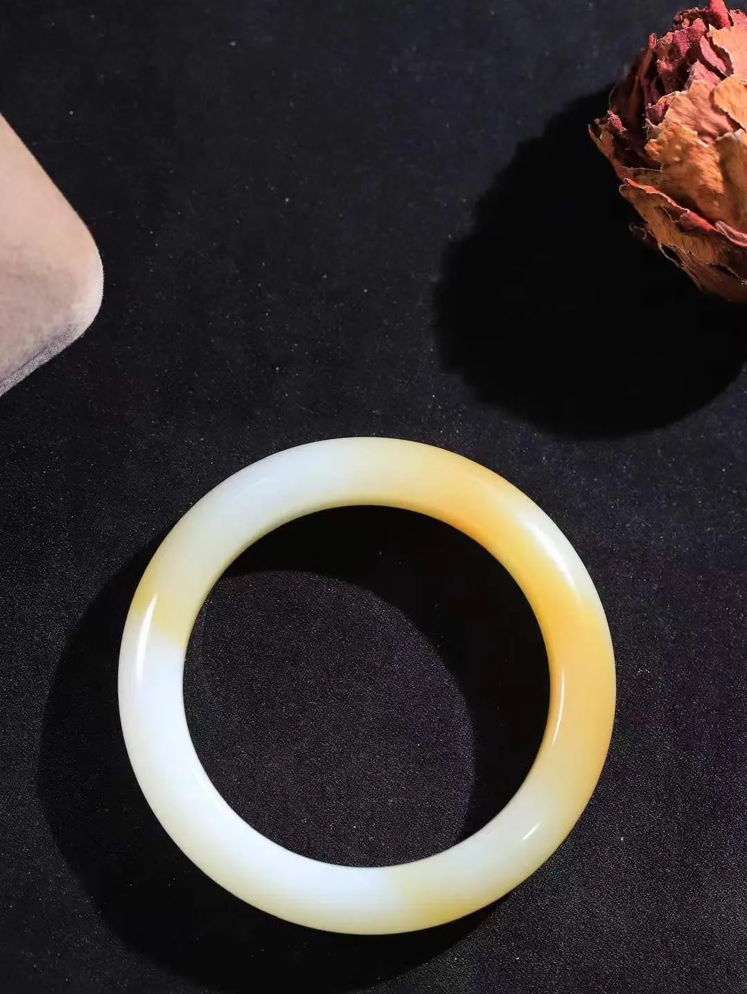 （温柔雅致.手镯）

精品️和田玉糖白玉手镯。镯型饱满，温润细腻，脂润沁香。️执一卷书，沏一盏茶，着一袭裙，戴一只镯。淡淡浅笺，素心若兰，静赏玉中诗画。悠悠岁月，芊手轻摘，盛满诗样芳华。重51.6克   尺寸52.5-11.9-9.5mm    FDL-661102133