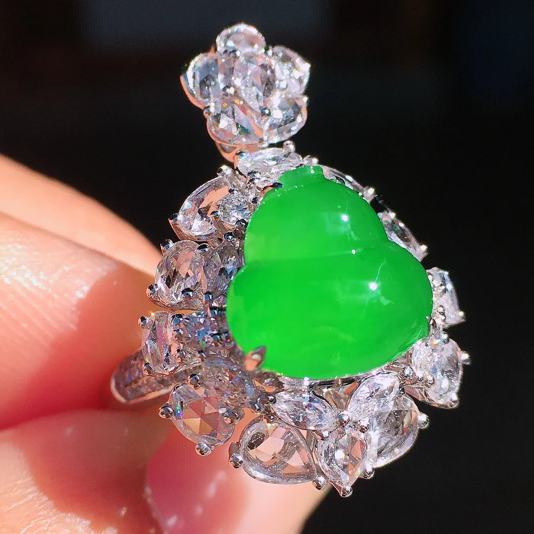 阳绿葫芦戒指/吊坠两用款，色泽均匀艳丽，玉质细腻，荧光感超
强，饱满圆润，尽显优雅气质，18k
金豪华镶嵌