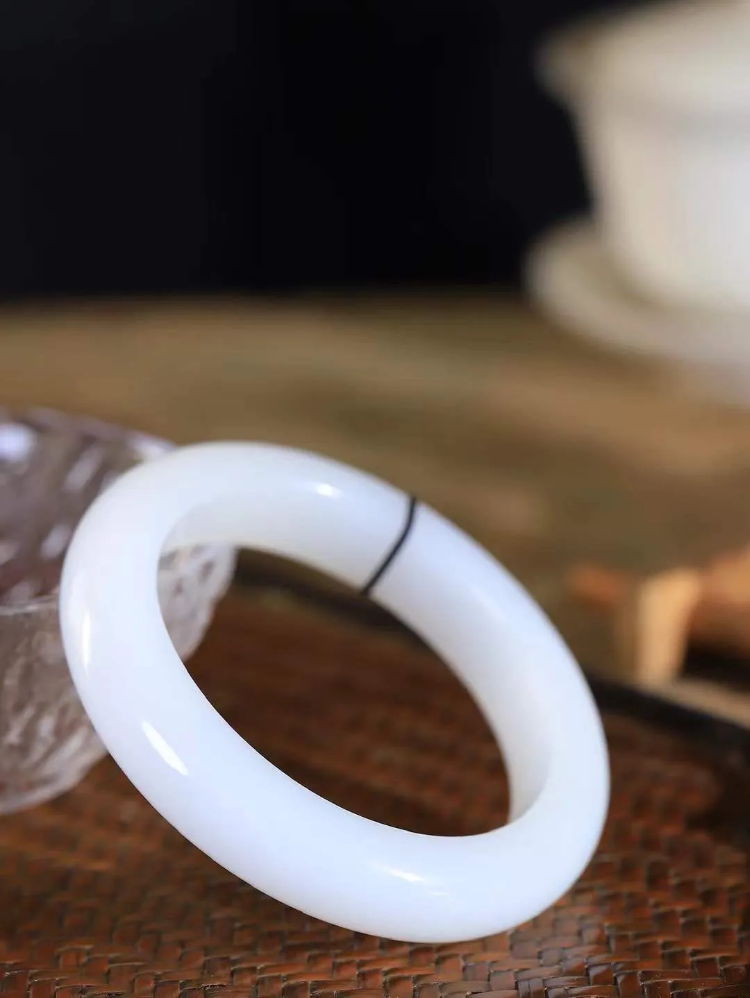 （一见倾心.手镯）

收藏级和田玉白玉手镯，玉质温润细腻 油性十足 手感舒适，高华雅逸，线条流畅，简约大气，美自天成，素雅高贵。佩戴于腕间，婉约之美，举手投足间透出那低调奢华。重68克  尺寸55.5-13.2-10mm  561152136A