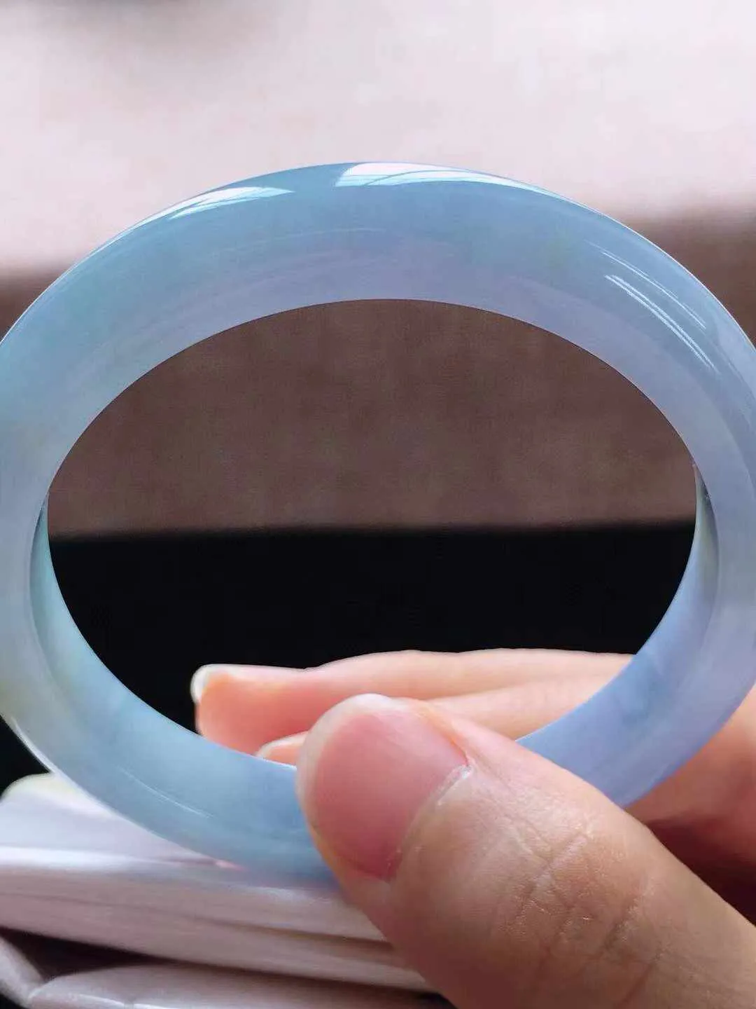 【翡翠名称】老种冰紫罗兰51.2正圈口翡翠手镯
【翡翠尺寸】51.2*8.8*7.2mm适合50-52.5正圈口佩戴
【翡翠描述】缅甸天然翡翠A货，种老水足，玉质细腻，色泽靓丽，性价比高，佩戴效果好！