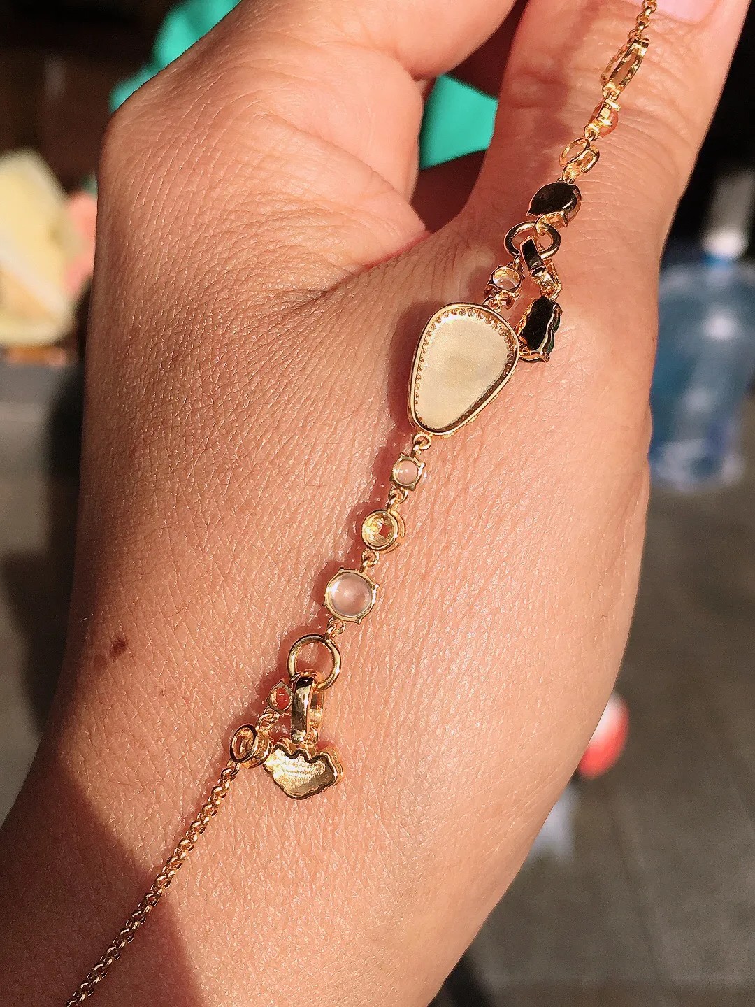 阳绿玉叶手链，色泽均匀艳丽，玉质细腻，荧光感超
强，饱满圆润，尽显优雅气质，18k
金豪华镶嵌