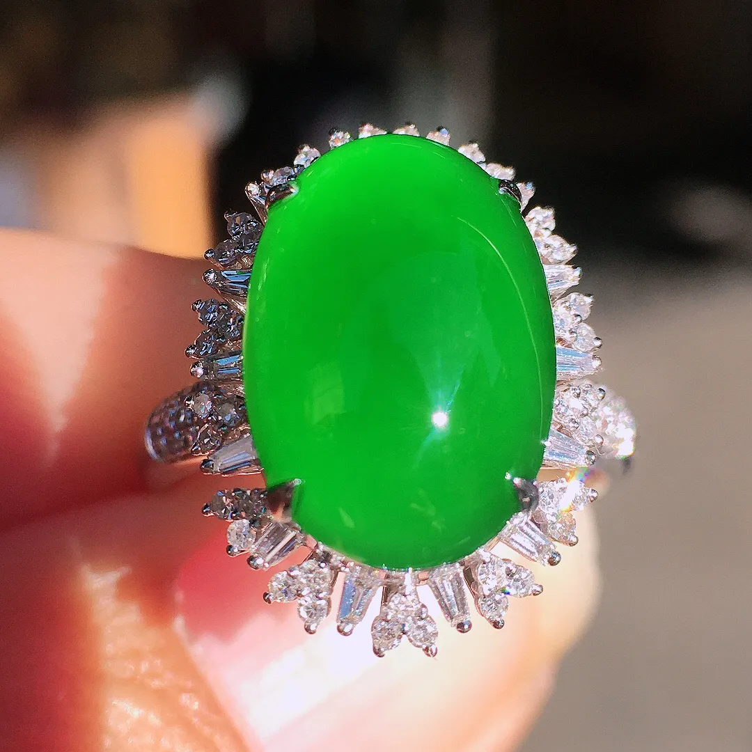 阳绿蛋面戒指，色泽均匀艳丽，玉质细腻，荧光感超
强，饱满圆润，尽显优雅气质，18k
金豪华镶嵌