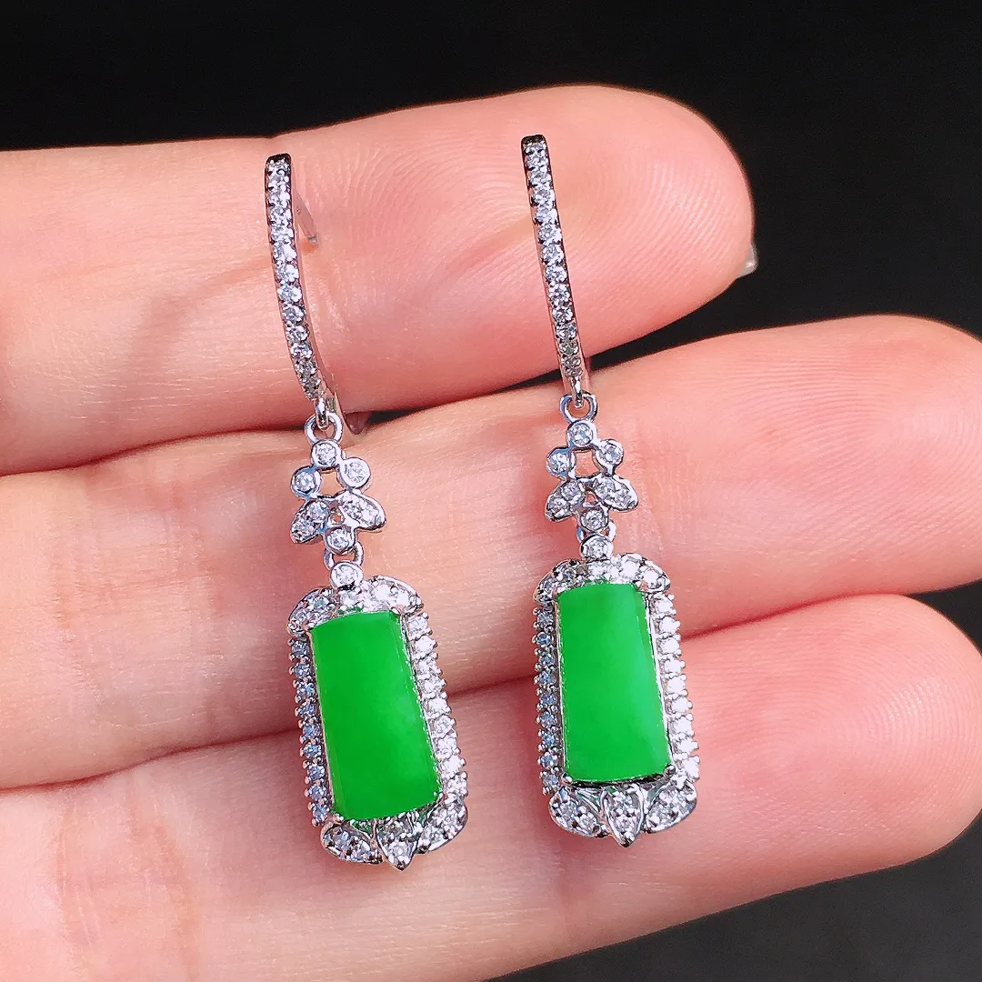 阳绿无事牌耳坠，色泽均匀艳丽，玉质细腻，荧光感超
强，饱满圆润，尽显优雅气质，18k
金豪华镶嵌