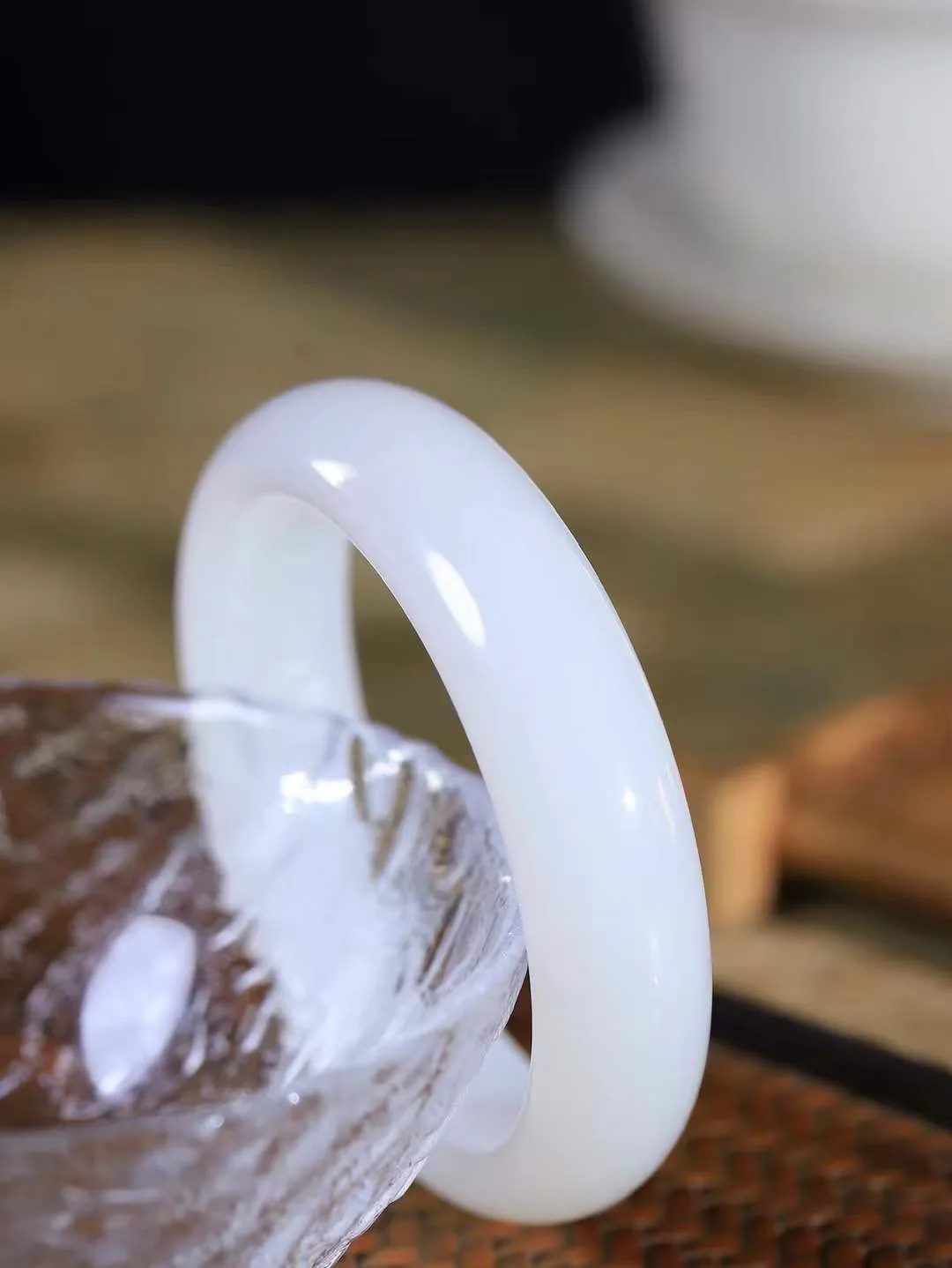 【花样年华·手镯】

收藏级臻品和田玉白玉手镯，质地油润细腻，色泽高贵典雅，镯型古朴典雅。在诗情画意的雨巷相遇，你是我腕间的一抹风情，有你眸有深情，清风荡漾湖间静水，我愿俯身低眉，在烟波涟漪处，寻你深情倩影。内径53.5mm尺寸15-8.9mm 重62.6克。fDL-361142188