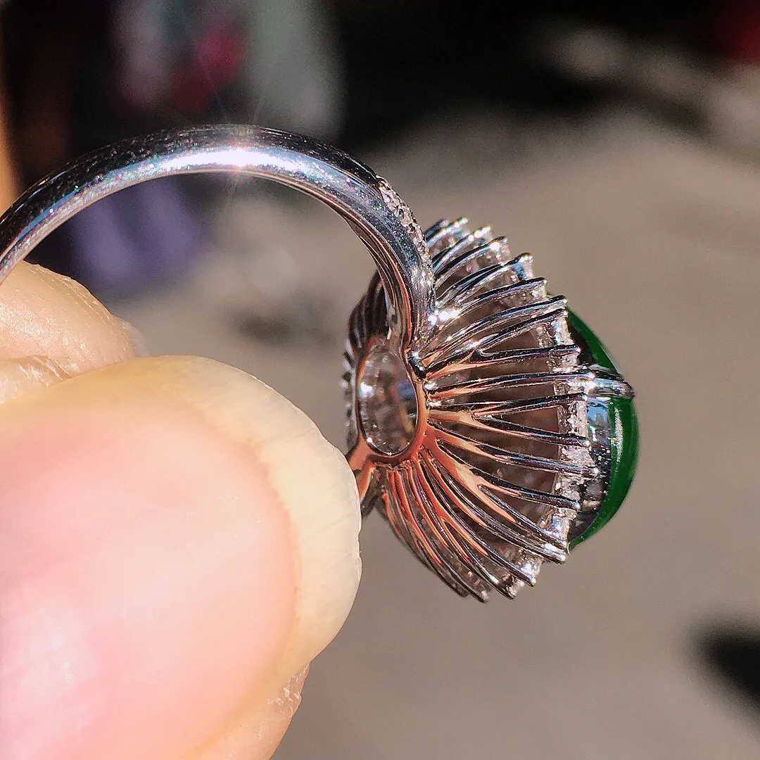 阳绿蛋面戒指，色泽均匀艳丽，玉质细腻，荧光感超
强，饱满圆润，尽显优雅气质，18k
金豪华镶嵌