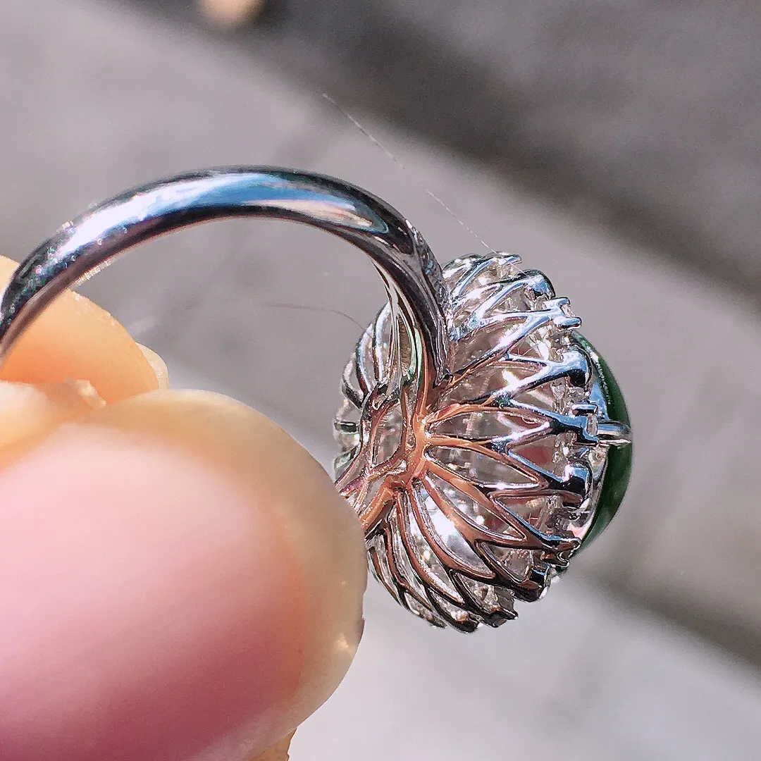 阳绿蛋面戒指，色泽均匀艳丽，玉质细腻，荧光感超
强，饱满圆润，尽显优雅气质，18k
金豪华镶嵌