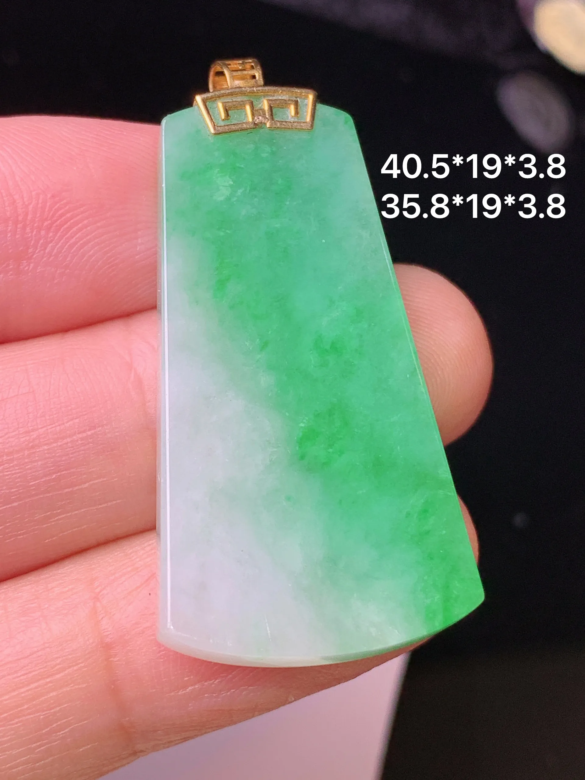 18k金镶嵌翠绿无事牌吊坠 玉质细腻 色泽清新艳丽 整体尺寸40.5*19*3.8