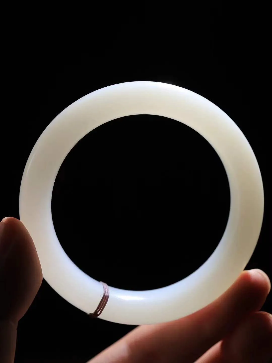 （一见钟情.手镯）

收藏级臻品️和田玉白玉手镯，玉质温和莹润，精光内蕴，手感舒适。整器简约，打磨光洁，让人爱不释手，料美艺精，萦绕于手，尽显高贵之姿。重71.4克 内径55.5mm尺寸15-9.7mm   FDA-101102173