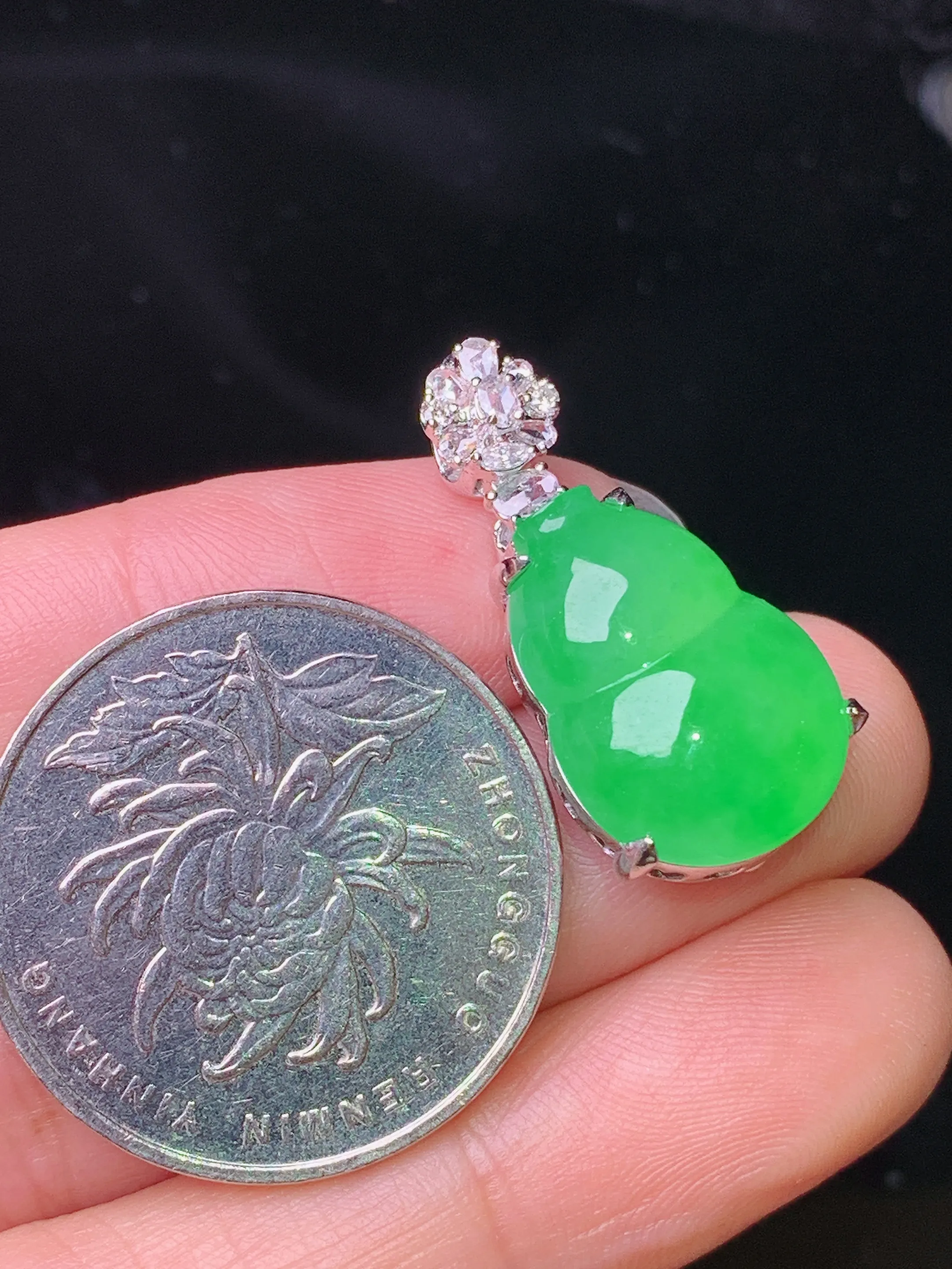 18k金钻镶嵌满绿葫芦耳坠吊坠两用款 玉质细腻 色泽清新艳丽 整体尺寸41.5*12.7*8.8