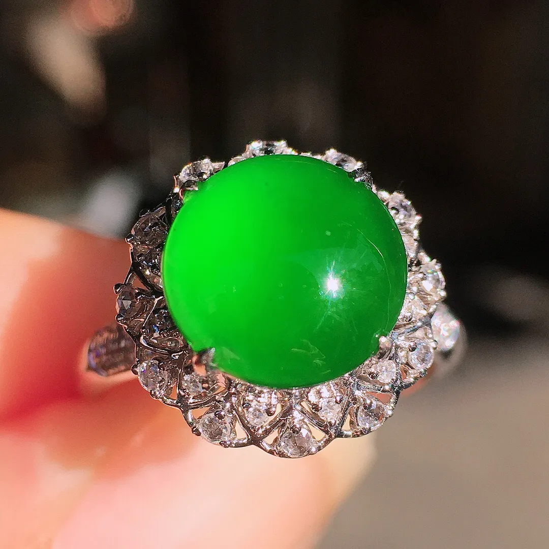 阳绿蛋面戒指，色泽均匀艳丽，玉质细腻，荧光感超
强，饱满圆润，尽显优雅气质，18k
金豪华镶嵌