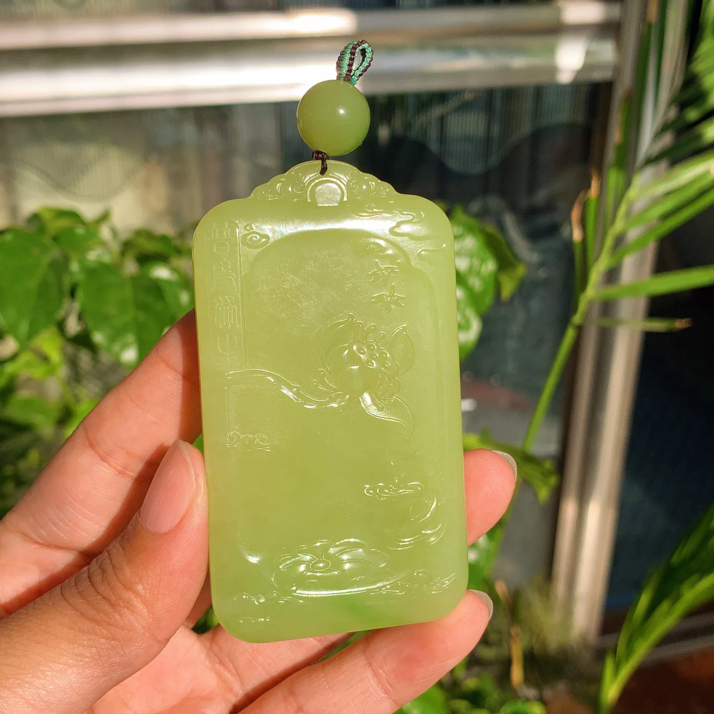 新疆和田玉若羌黄口料翠青普贤菩萨牌子挂件。尺寸80/45/12重93.8克。玉质细腻油润。手推出油。品相大气。lt251120