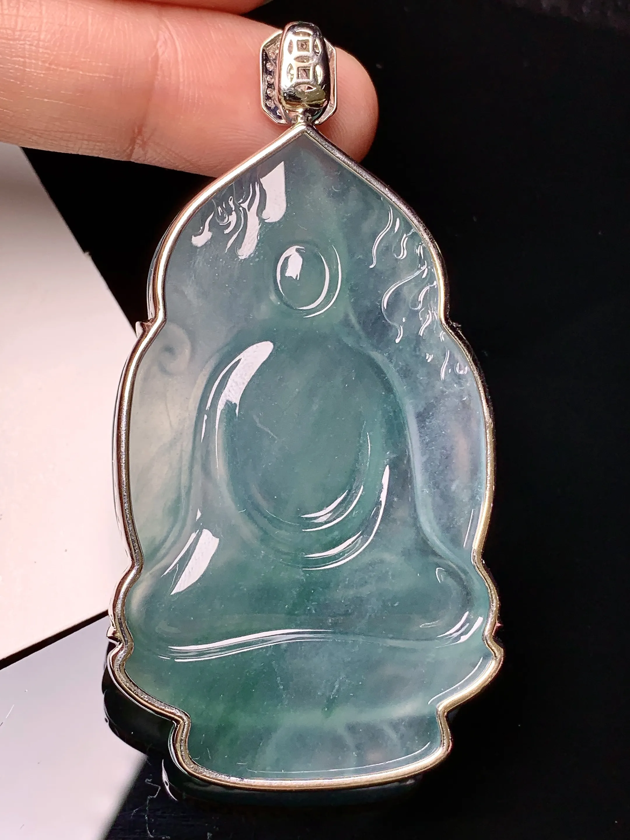 18k金钻镶嵌冰种观音吊坠 玉质细腻 色泽清新艳丽 整体尺寸66.6*34*7.7