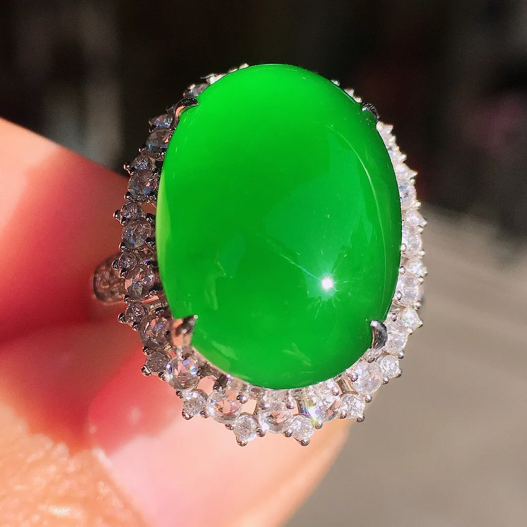 阳绿蛋面戒指，色泽均匀艳丽，玉质细腻，荧光感超
强，饱满圆润，尽显优雅气质，18k
金豪华镶嵌