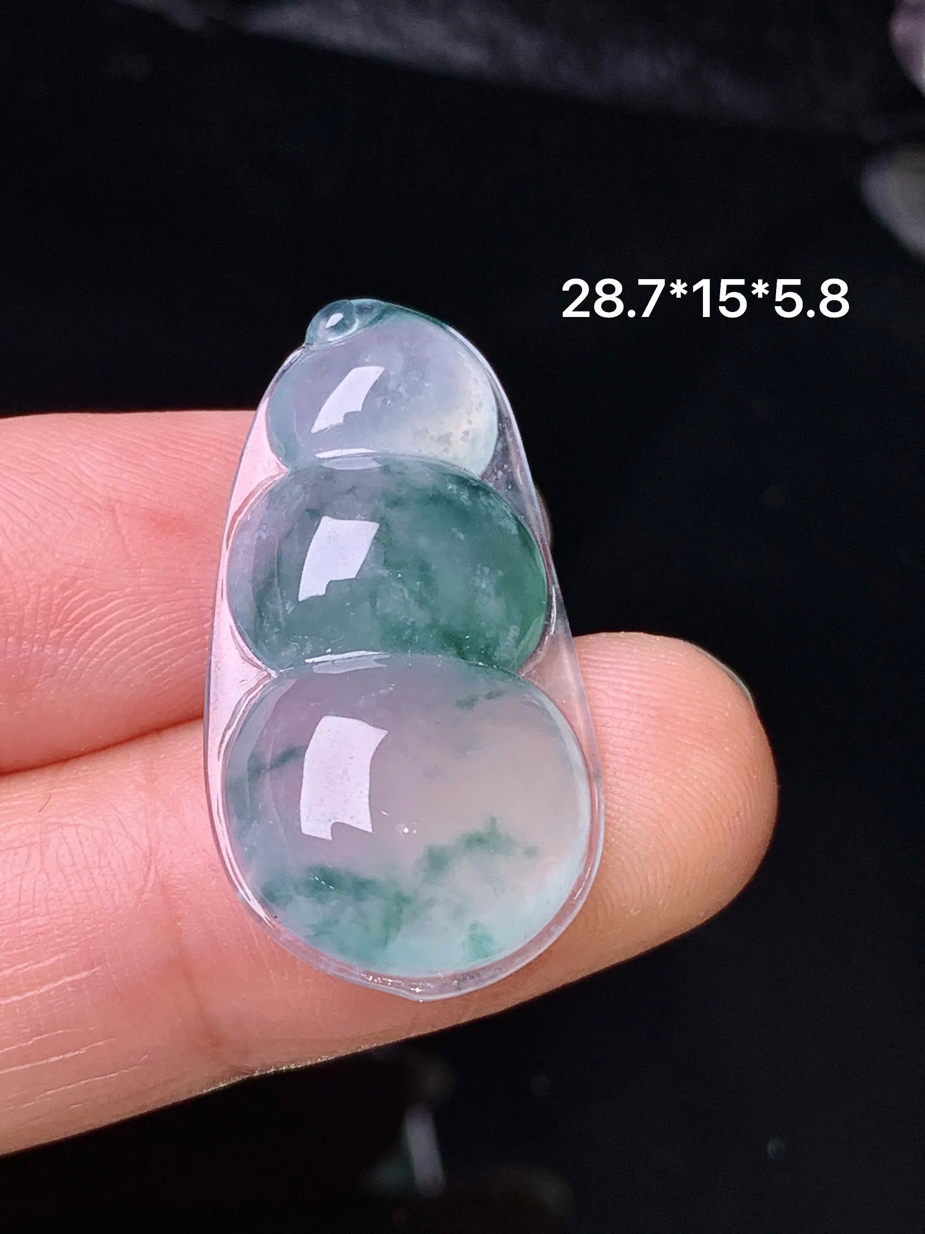 冰种飘花四季豆吊坠 玉质细腻 色泽清新艳丽 整体尺寸28.7*15*5.8