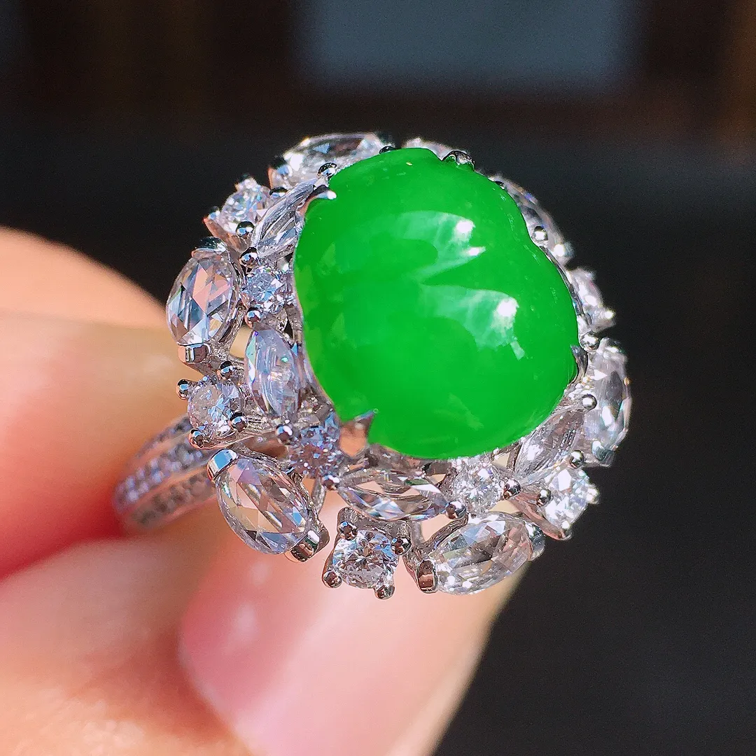 阳绿葫芦戒指，色泽均匀艳丽，玉质细腻，荧光感超
强，饱满圆润，尽显优雅气质，18k
金豪华镶嵌