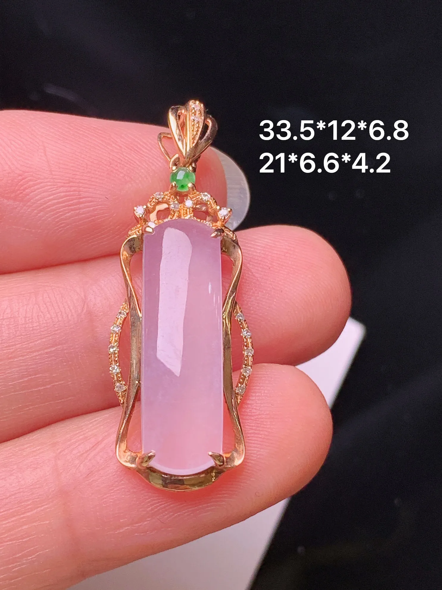 18k金钻镶嵌淡粉无事牌吊坠 玉质细腻 色泽清新艳丽 整体尺寸33.5*12*6.8