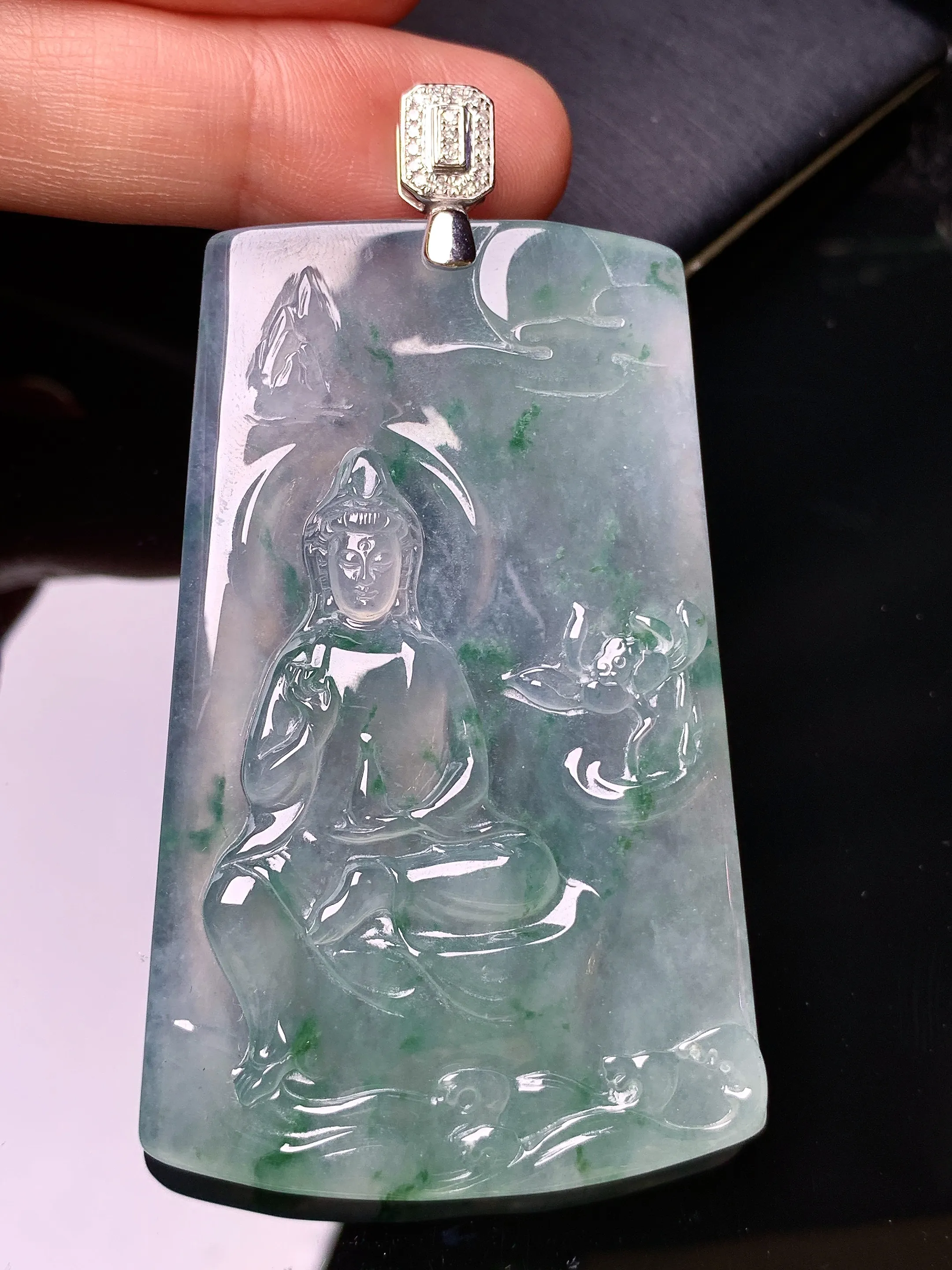 18k金钻镶嵌冰种飘绿观音菩萨吊坠 玉质细腻 色泽清新艳丽 整体尺寸71.6*39.8*5