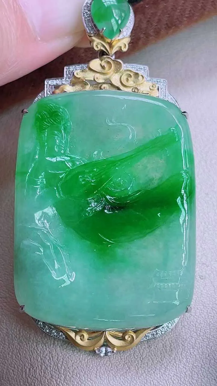 【翡翠名称】18K金镶钻冰俏阳绿飞天仙女吊坠
【翡翠尺寸】含金61.7/29.7/8mm
【翡翠描述