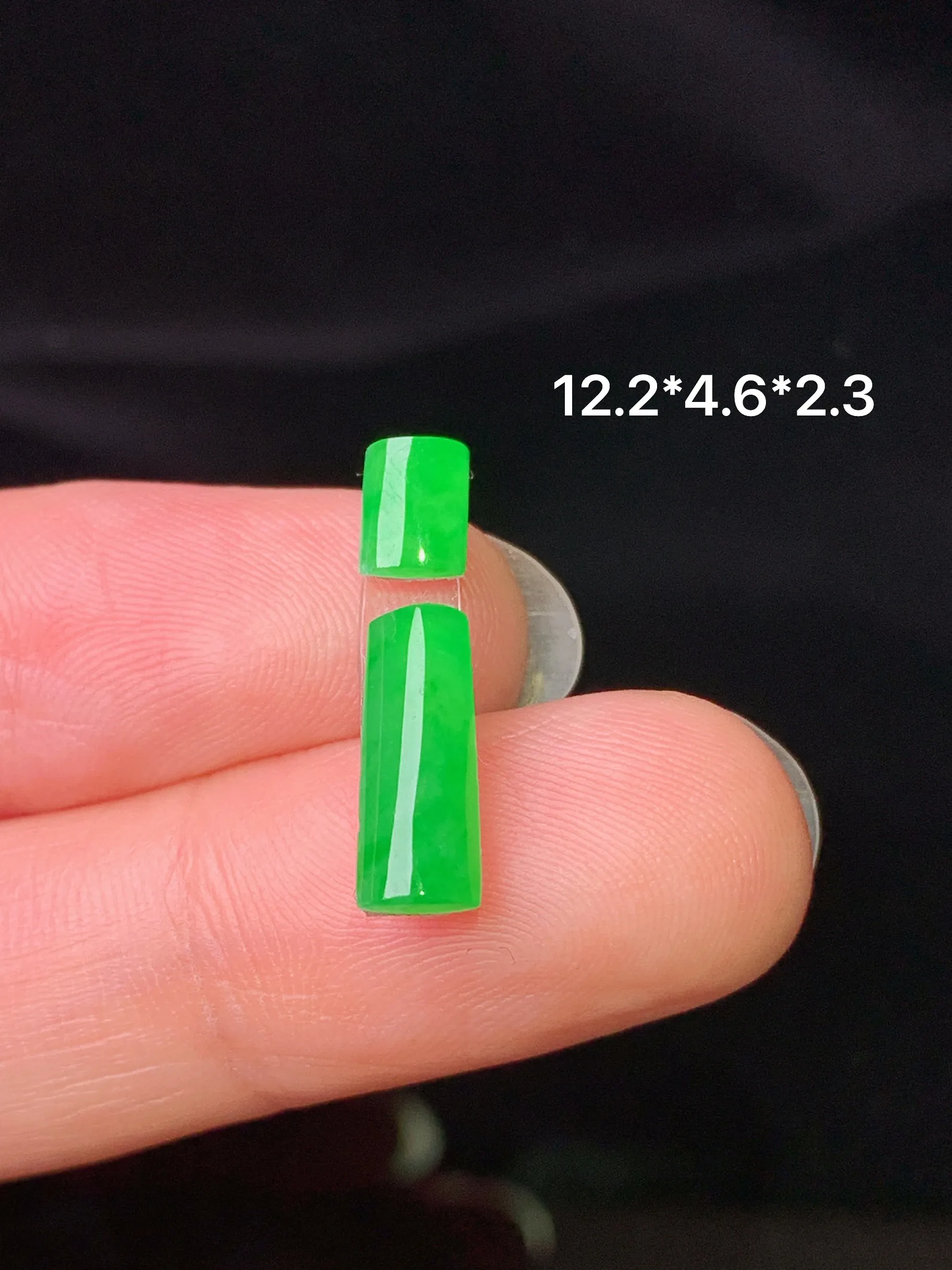 镶嵌款 满绿玉柱吊坠 玉质细腻 色泽清新艳丽 整体尺寸12.2*4.6*2.3