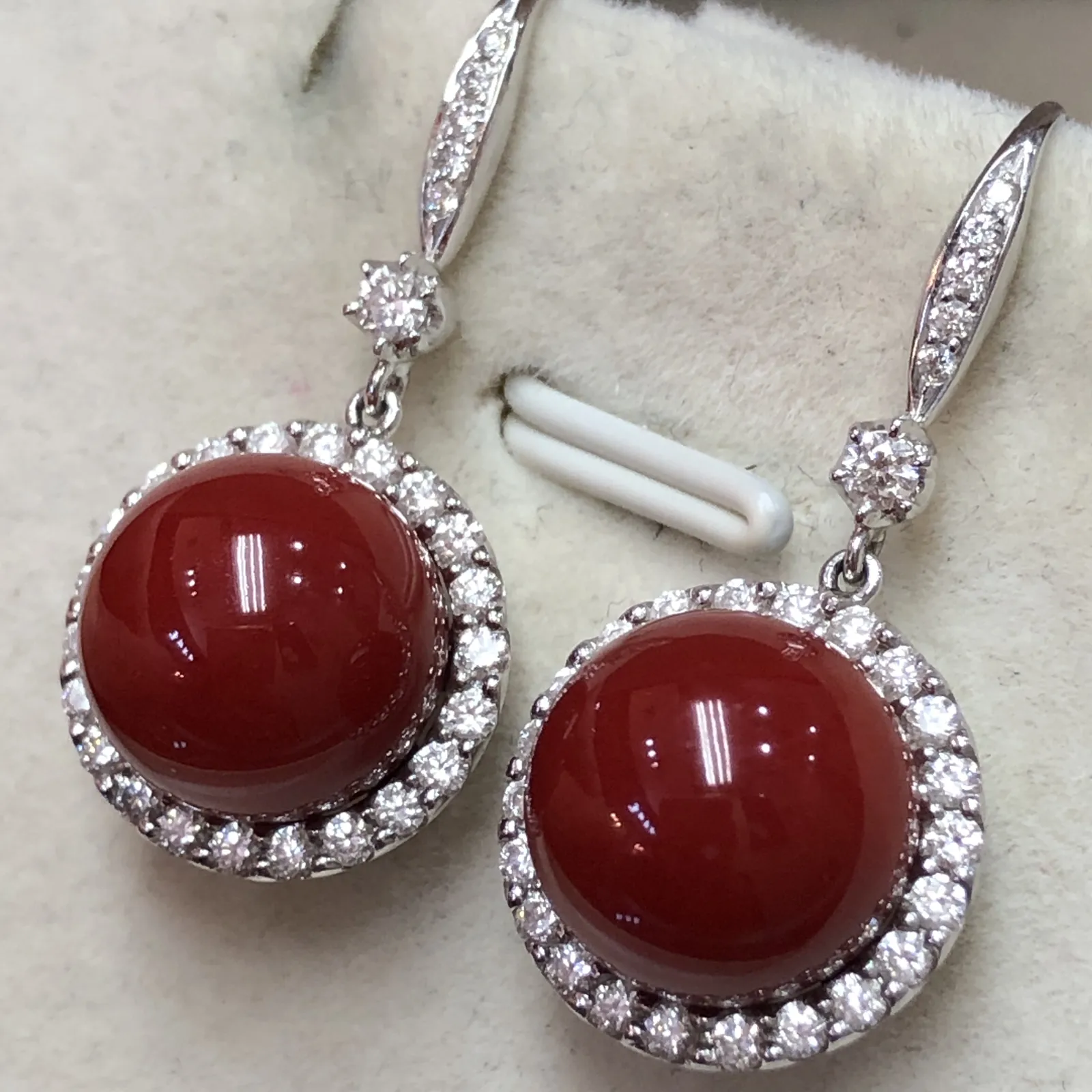 【天然阿卡牛血红珊瑚10.5mm圆珠大钻满钻豪华镶嵌耳坠】可遇不可求！日本深海阿卡材料，天然无添加无优化，牛血红色，圆珠裸石尺寸为10.5*10.5*10.5mm，整体尺寸27.6*13.5*11.5mm，18k金大钻石满钻豪华镶嵌！重量7.75克。高端大气上档次！