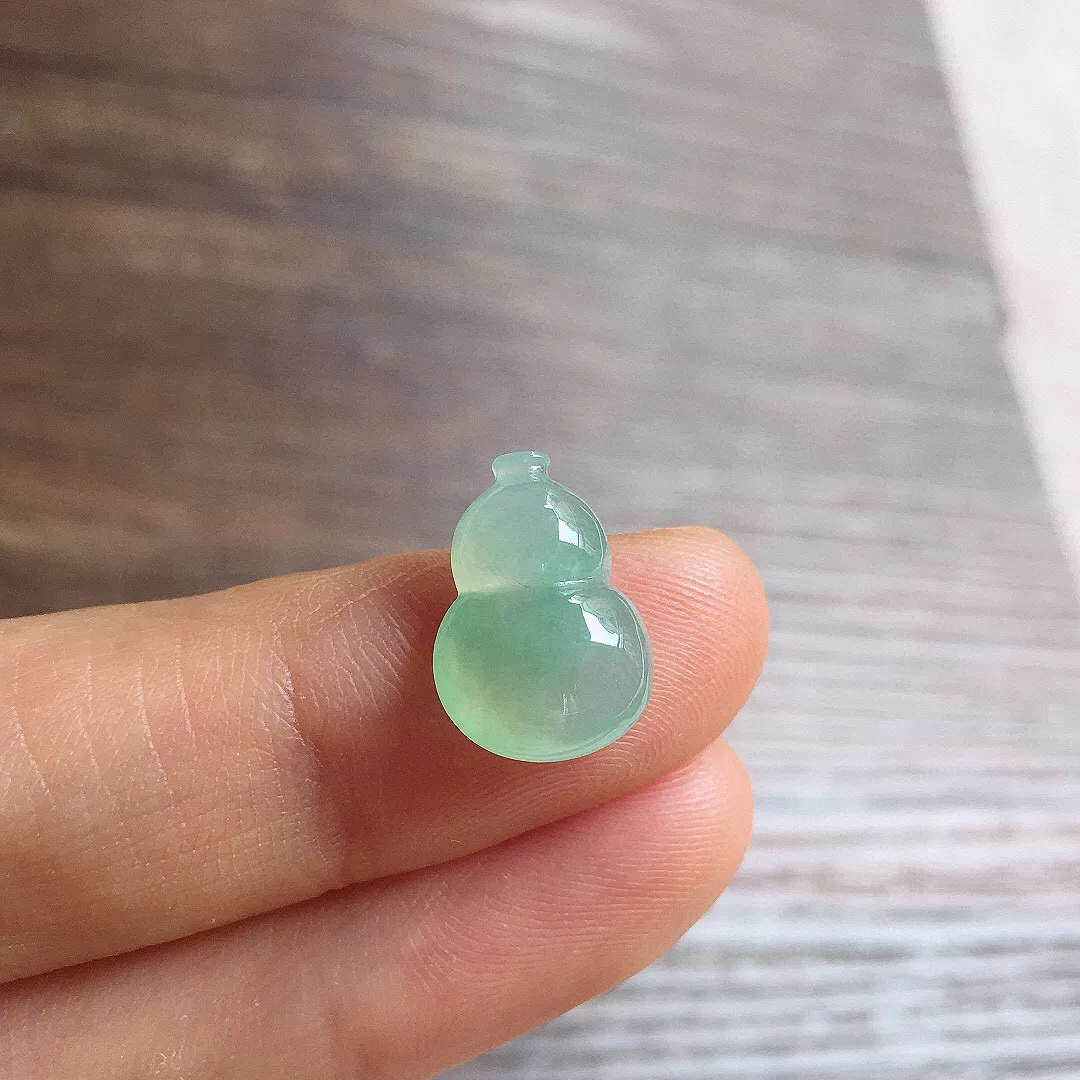 镶嵌款 冰晴底葫芦，冰润饱满，玉质细腻，种水足，整体尺寸14*10.2*4.7