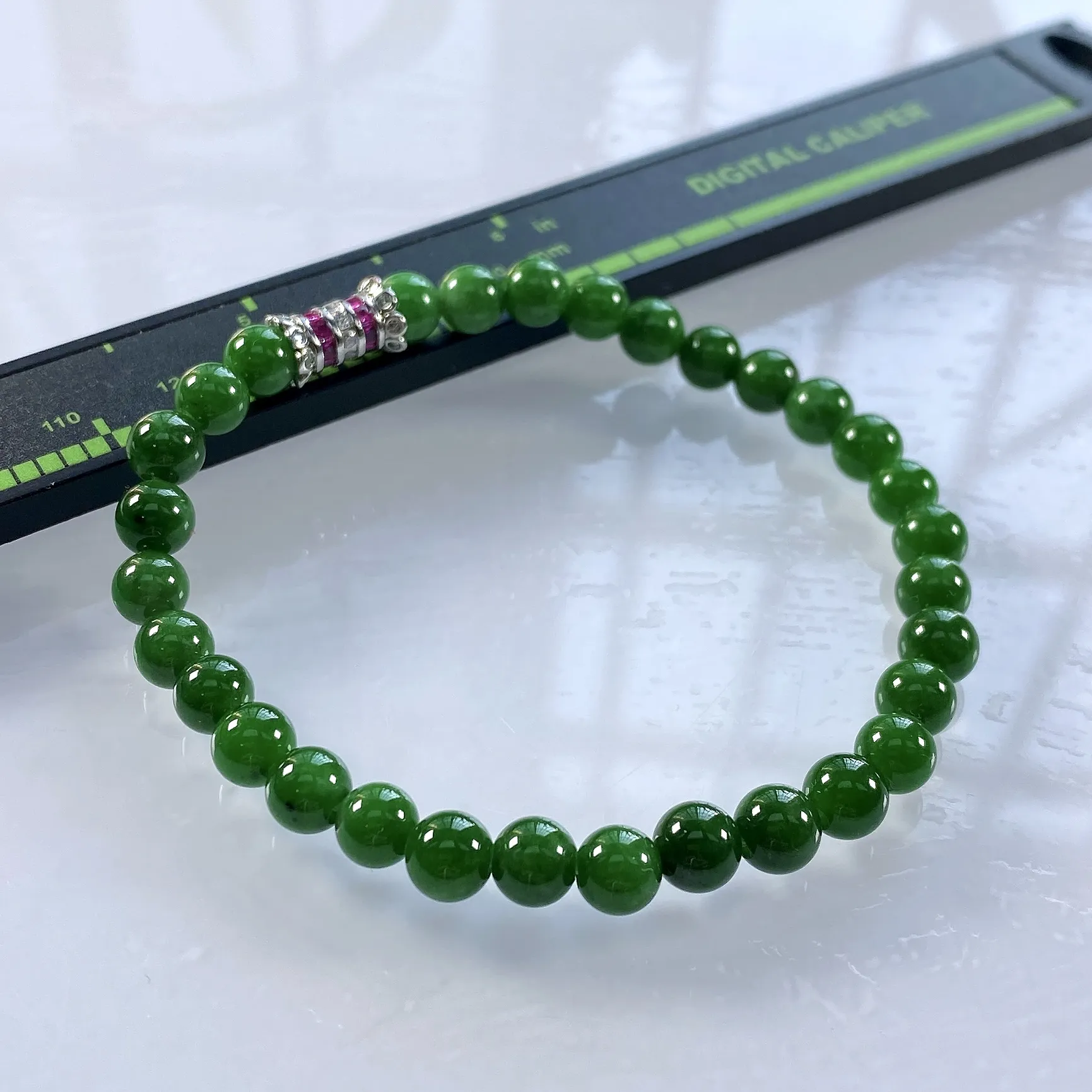 缅甸天然翡翠A货，卡6冰润辣绿圆珠手串手链，尺寸：6mm/31颗，长度182mm，重量：11.20g