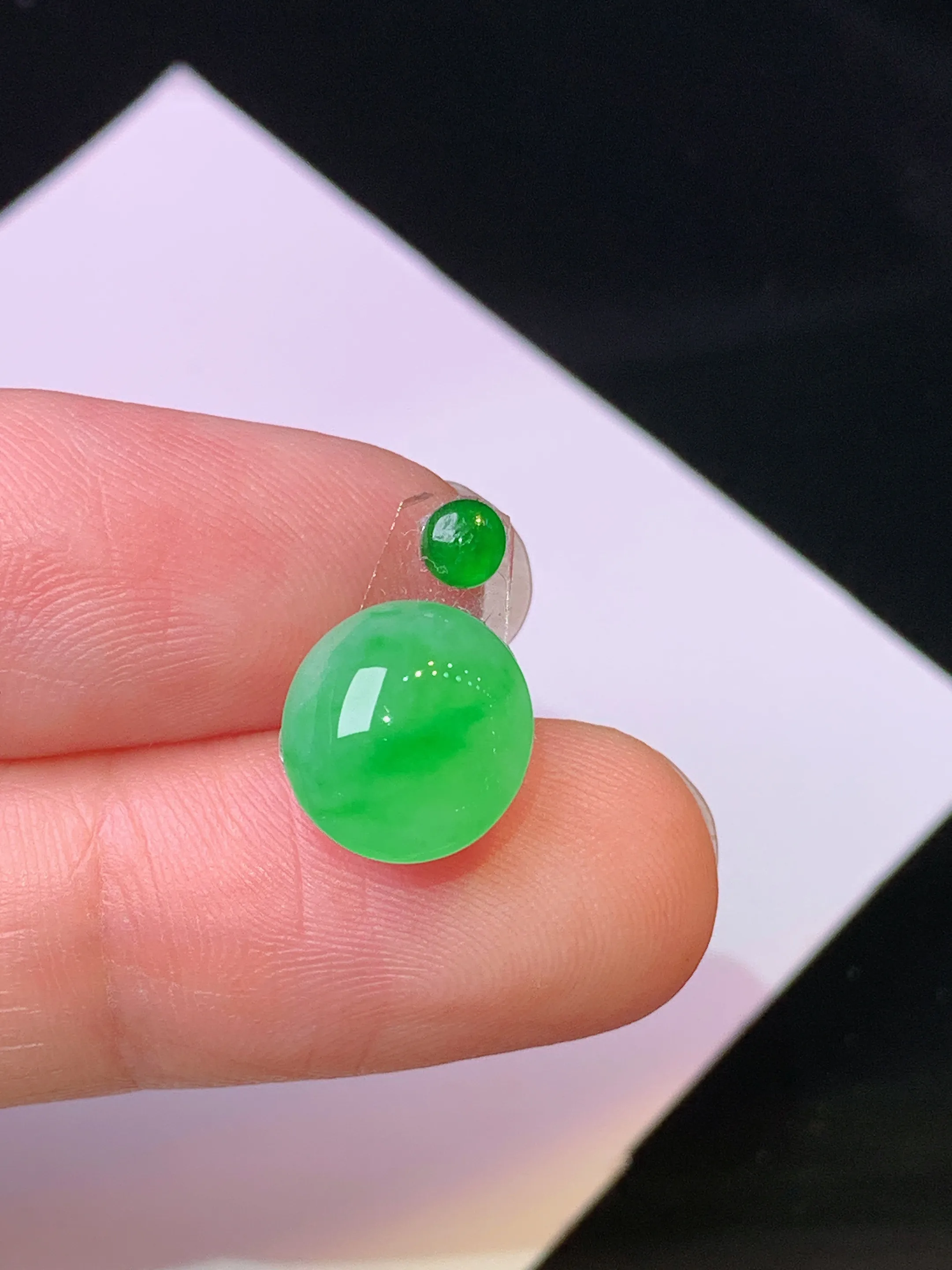 镶嵌款 翠绿蛋面吊坠 玉质细腻 色泽清新艳丽 整体尺寸10*9.5*5