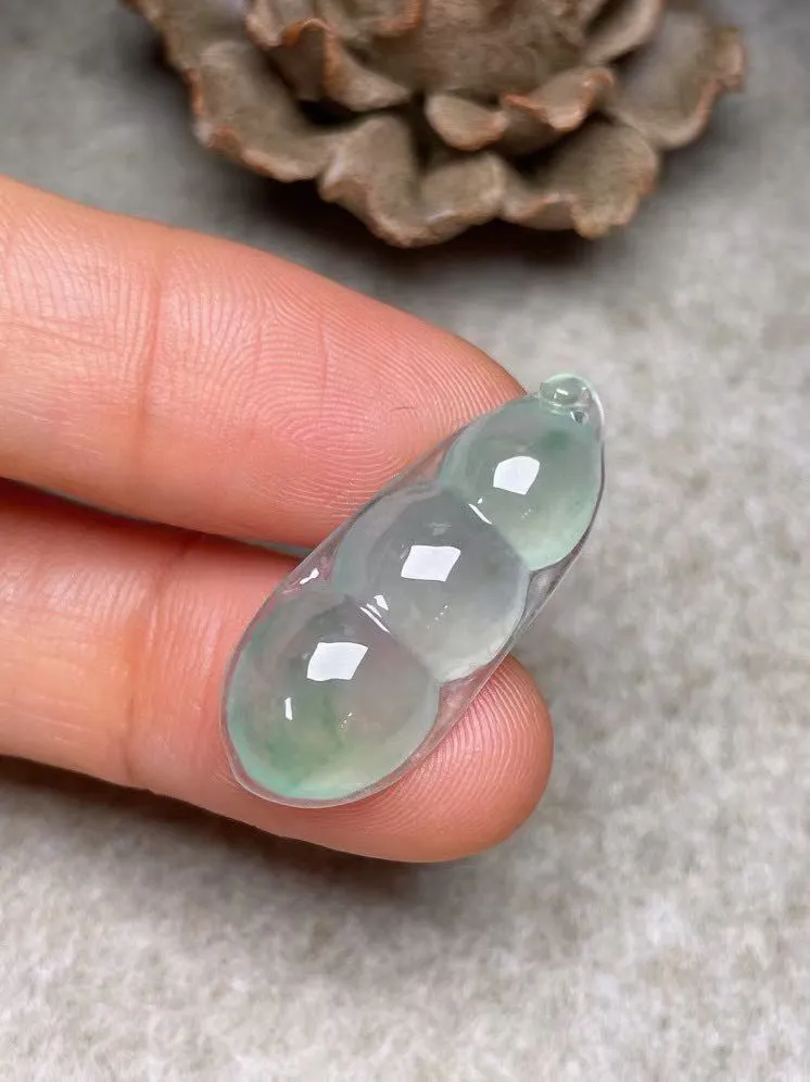 冰种飘绿【福豆】吊坠，种水好，玉质细腻 ，卖相好‘