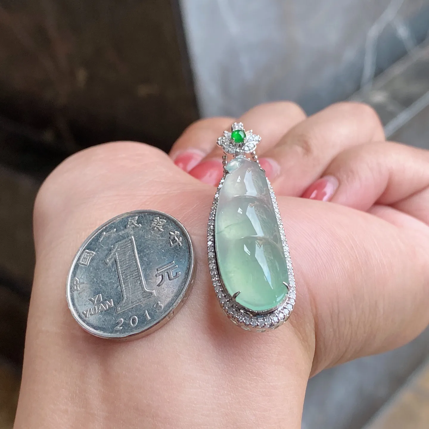 冰种晴绿福豆吊坠 尺寸42.2-13.9-10.4毫米