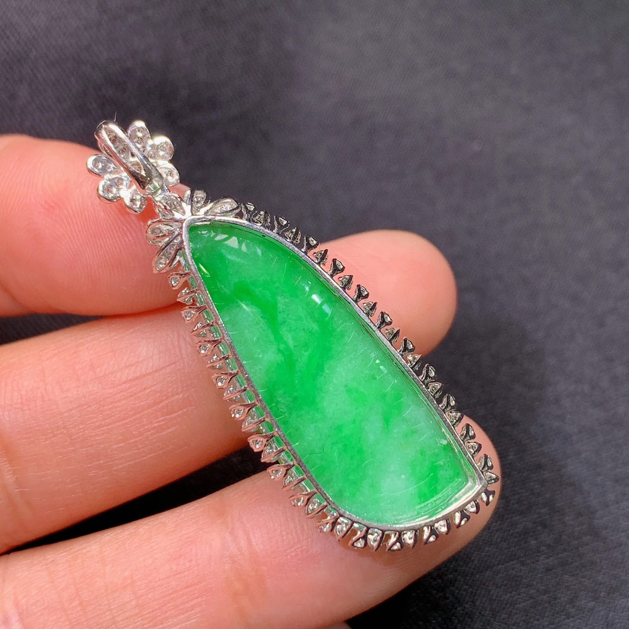 冰阳绿随形吊坠，18k金镶嵌，冰润色阳，玉质细腻，种水足，整体尺寸41.6*14.9*9.7