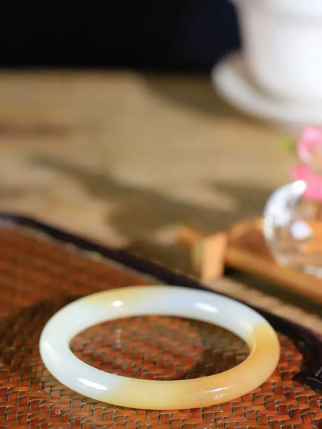 【玉佳人·手镯】

精品和田玉糖白玉圆条手镯 ，玉质细腻油润，做工细致精美，端庄素雅，亭亭玉立，芊芊