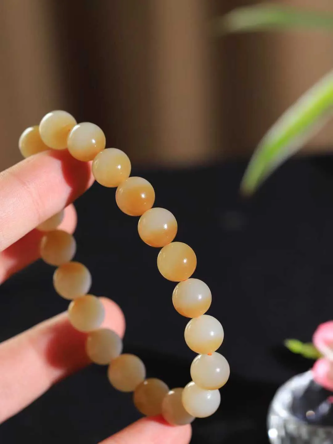 【珠圆玉润.手串】

新疆和田且末料糖白玉珠圆玉润手串 玉质温润细腻  整串打磨圆润，佩戴舒适。珠珠落玉盘，间关莺语花底滑，一生美好时光，无论身在何处，都有它相伴相守。事事顺遂，幸福美满，吉祥如意。重30.4克 尺寸取一9.9mm  FDA-221101433