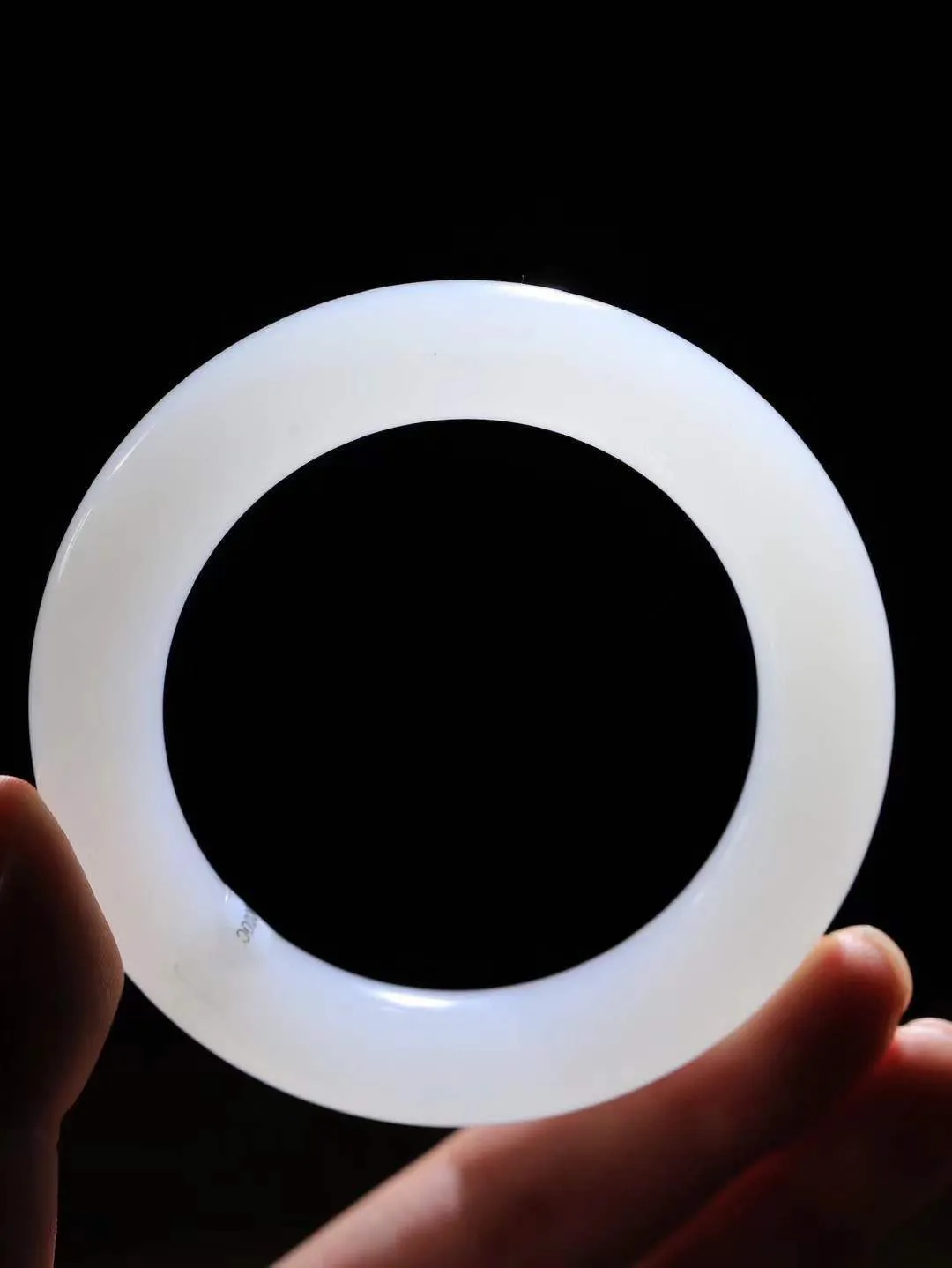 【情有独钟.手镯】

收藏级和田玉冰白圆条手镯 玉质温润细腻 油性十足 手感舒适，高华雅逸，线条流畅，简约大气，美自天成，素雅高贵。佩戴于腕间，婉约之美，举手投足间透出那低调奢华。重74.9克 内径54mm 尺寸12.1-12.3mm   FDA-791142251