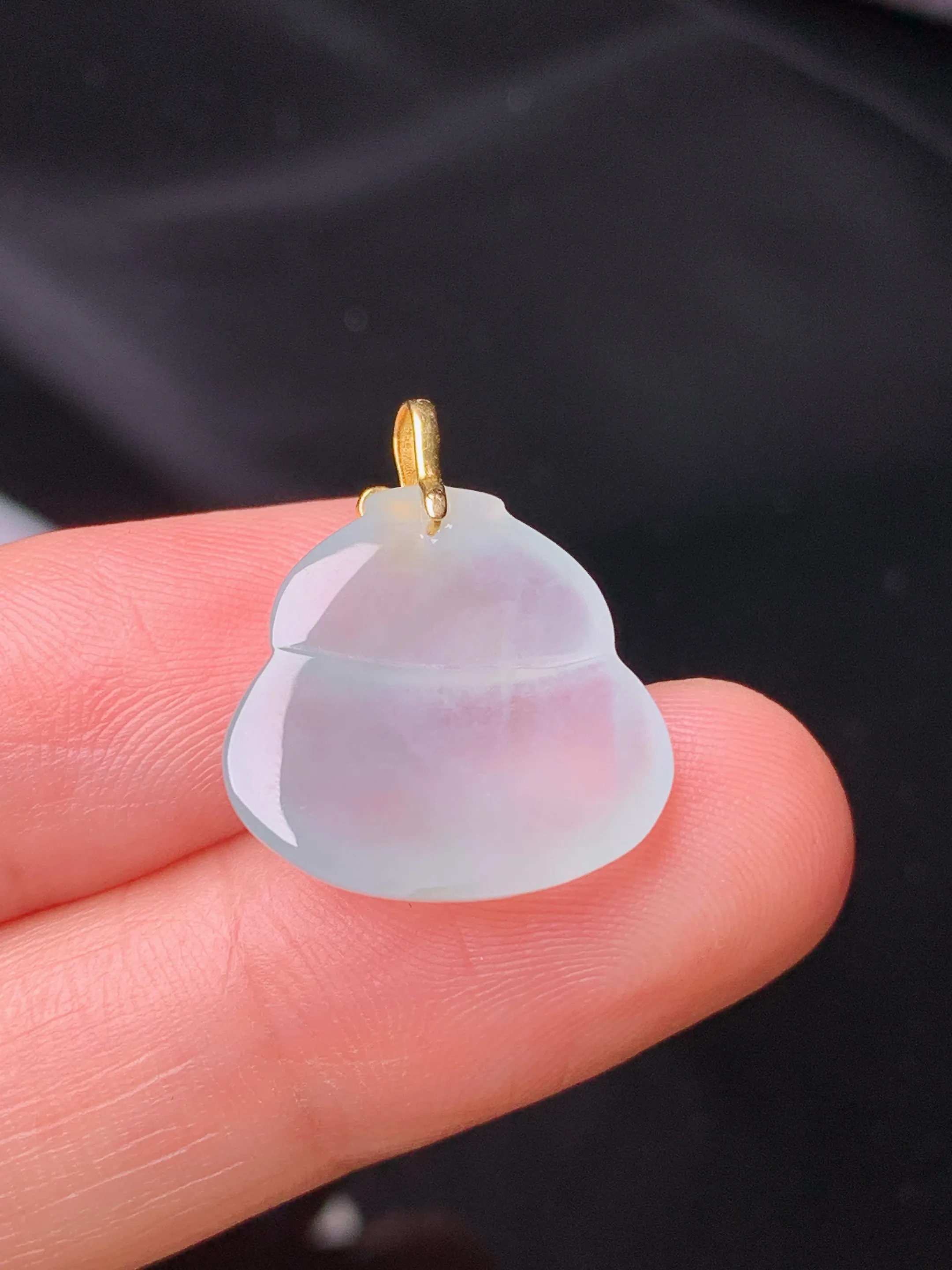 18k金镶嵌冰种葫芦吊坠 玉质细腻 色泽清新艳丽 整体尺寸21*16.8*5