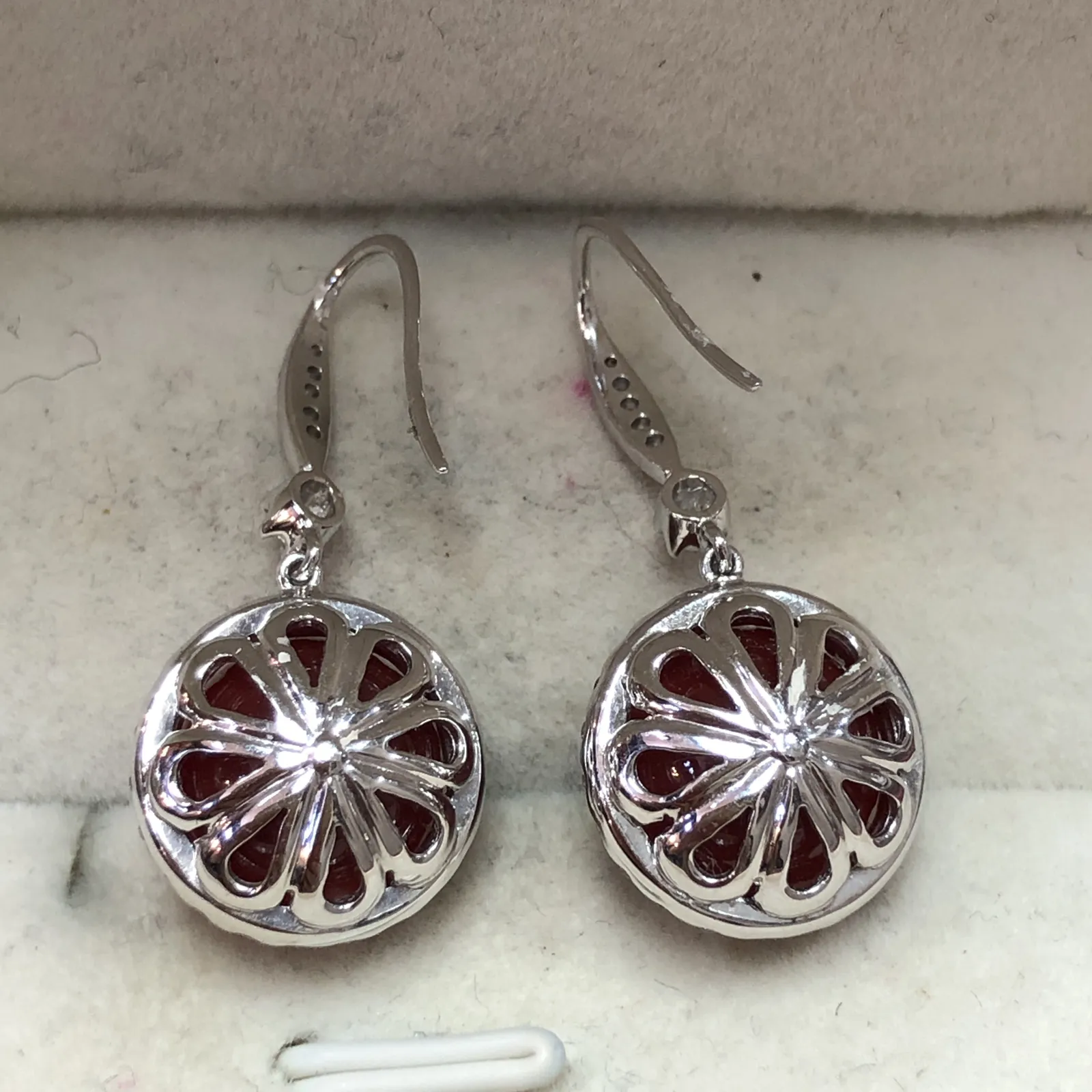 【天然阿卡牛血红珊瑚10.5mm圆珠大钻满钻豪华镶嵌耳坠】可遇不可求！日本深海阿卡材料，天然无添加无优化，牛血红色，圆珠裸石尺寸为10.5*10.5*10.5mm，整体尺寸27.6*13.5*11.5mm，18k金大钻石满钻豪华镶嵌！重量7.75克。高端大气上档次！