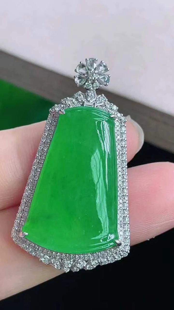 【翡翠名称】18k金豪华镶冰阳绿无事牌吊坠
【翡翠尺寸】含金39.4/21.3/8.3mm
【翡翠描述】缅甸天然翡翠A货，种老水足，玉质细腻，色泽靓丽，性价比高，佩戴效果好！