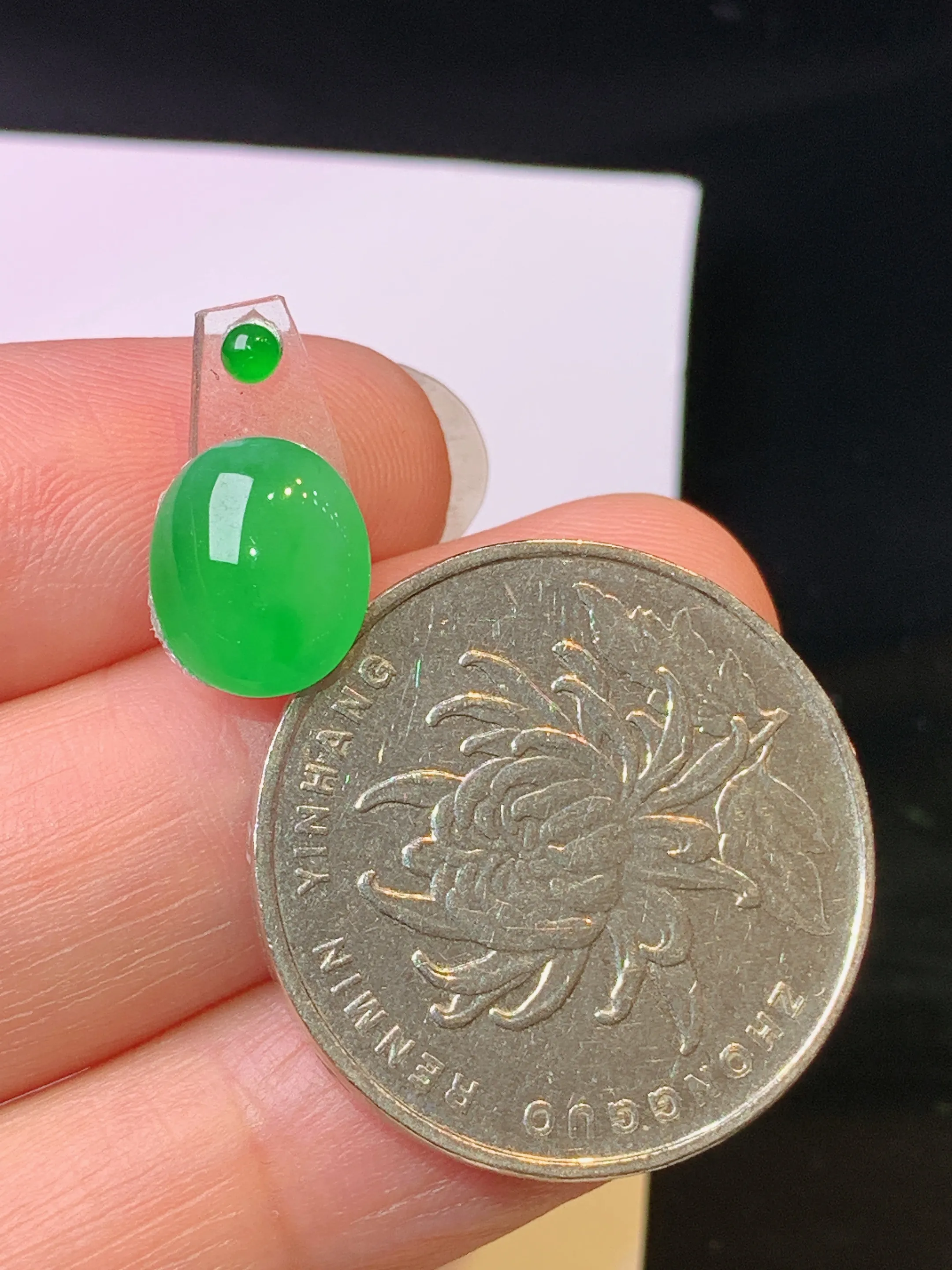 镶嵌款 满绿蛋面吊坠 玉质细腻 色泽清新艳丽 整体尺寸10*8.5*3.5