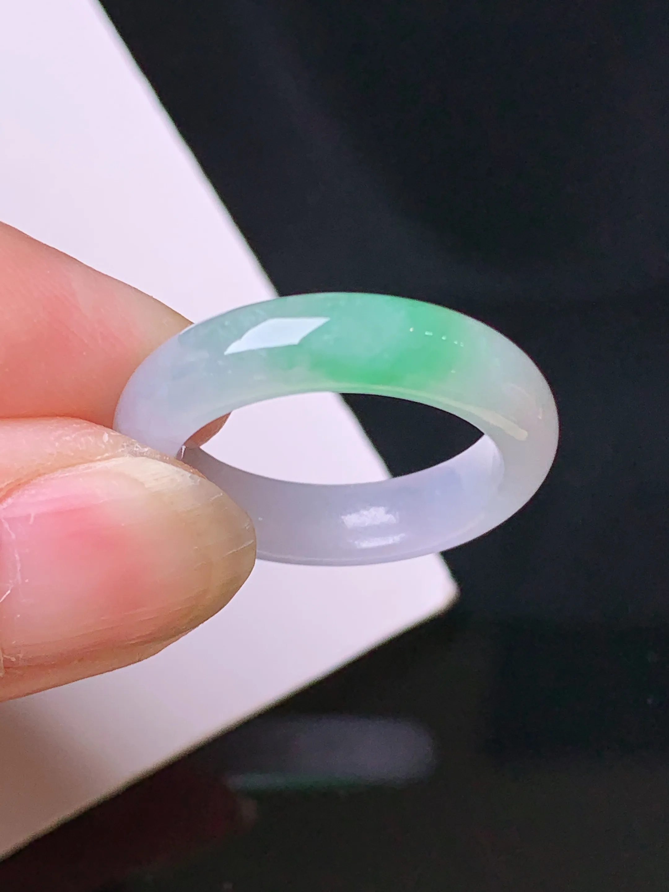 飘绿指环 玉质细腻 色泽清新艳丽 整体尺寸23*4.8*3.5 圈口12