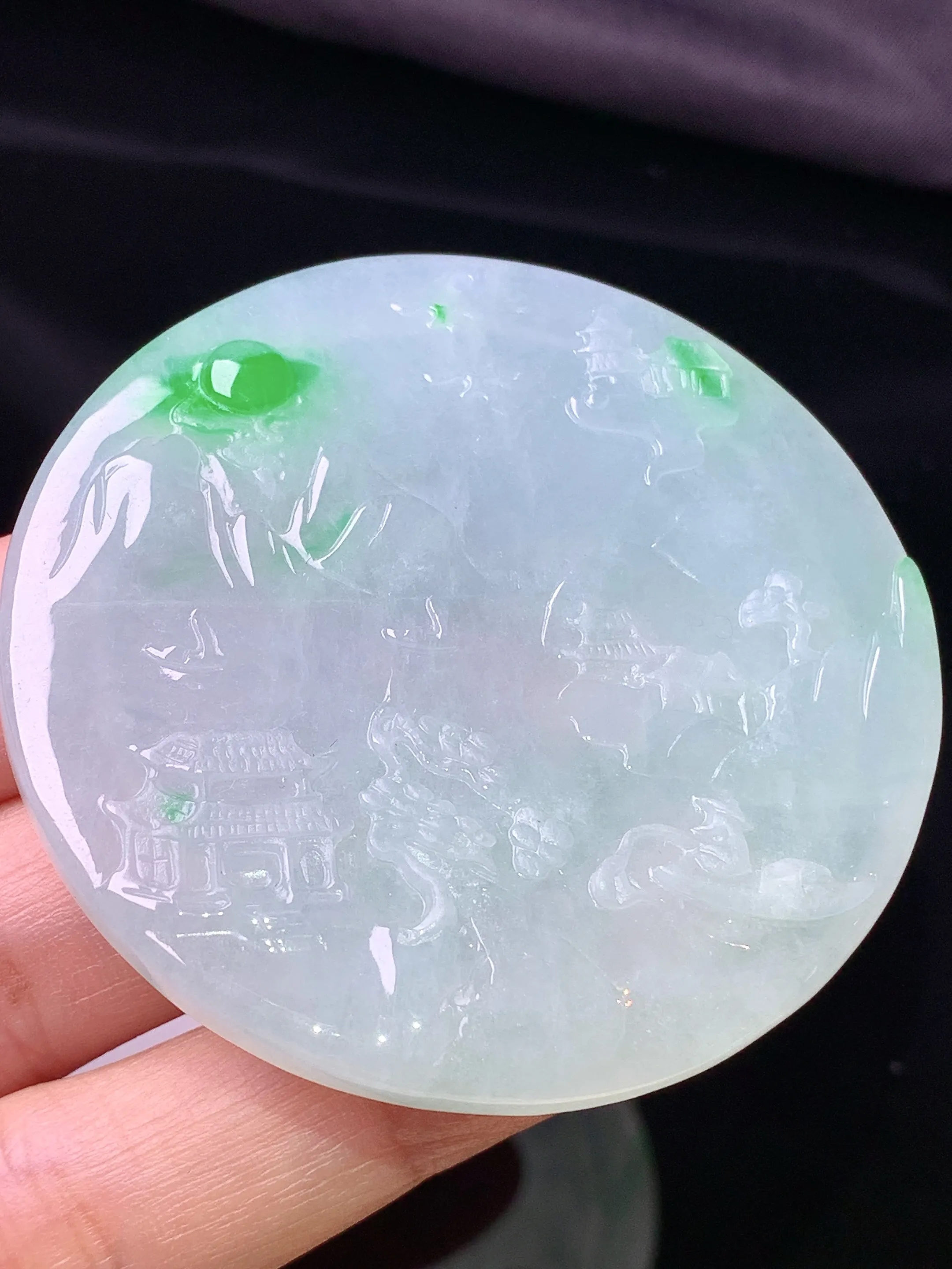 飘绿山水牌子吊坠 玉质细腻 色泽清新艳丽 整体尺寸54*5.2