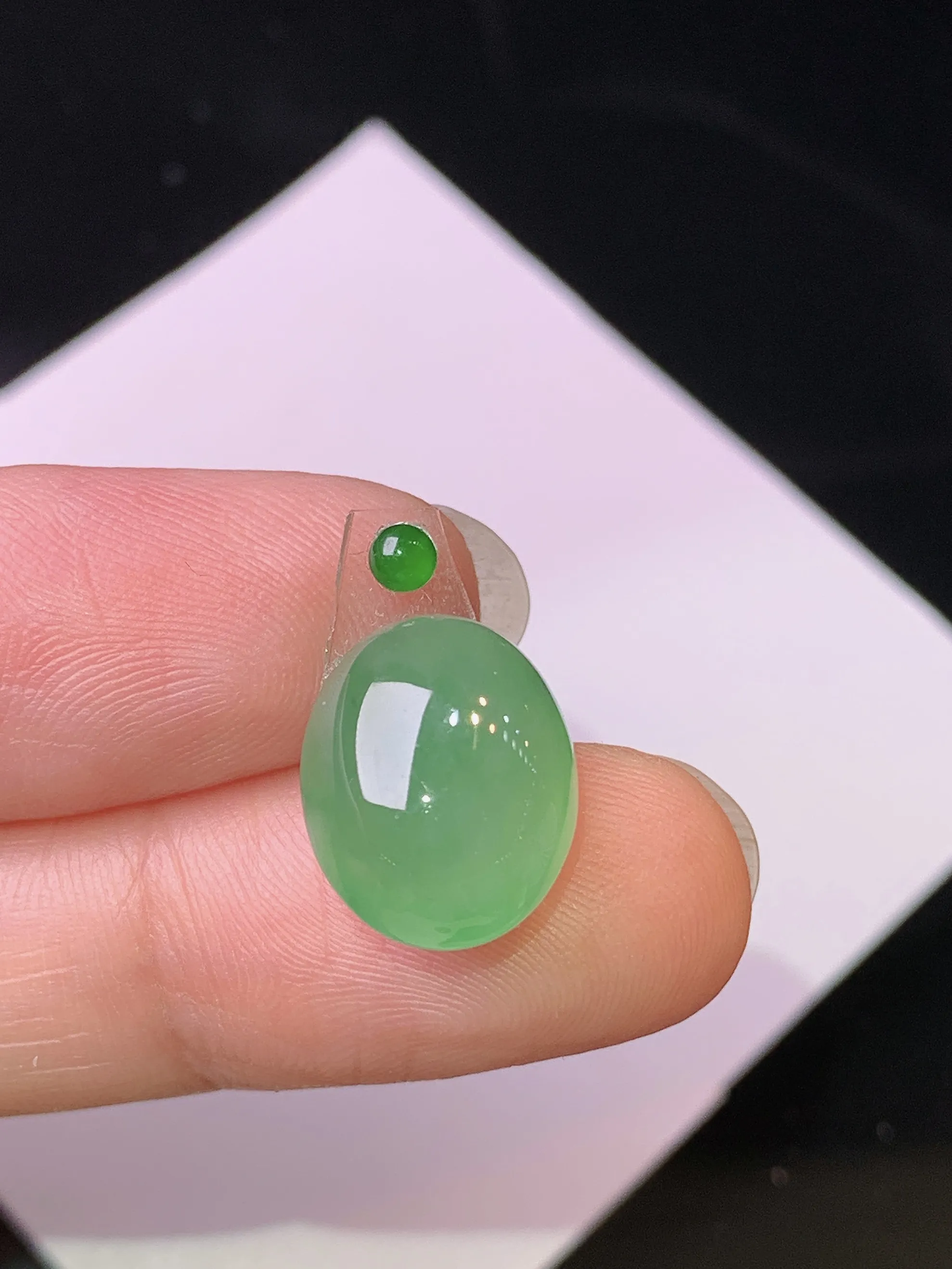 镶嵌款 浅绿蛋面吊坠 玉质细腻 色泽清新艳丽 整体尺寸13.5*10.8*7