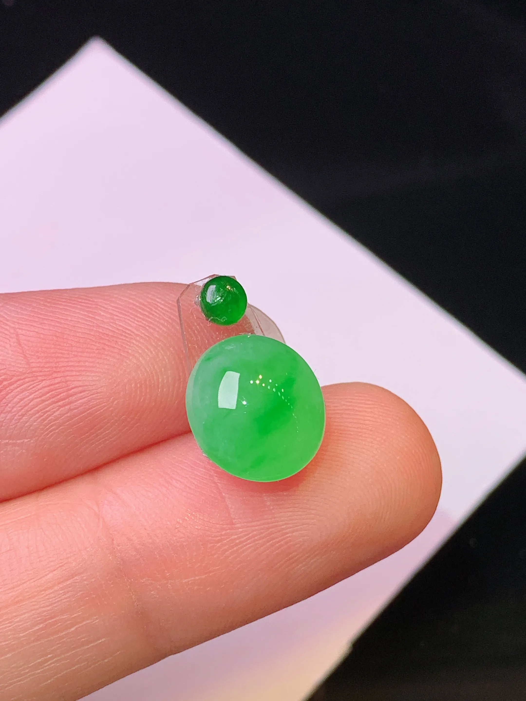 镶嵌款 翠绿蛋面吊坠 玉质细腻 色泽清新艳丽 整体尺寸10*9.5*5