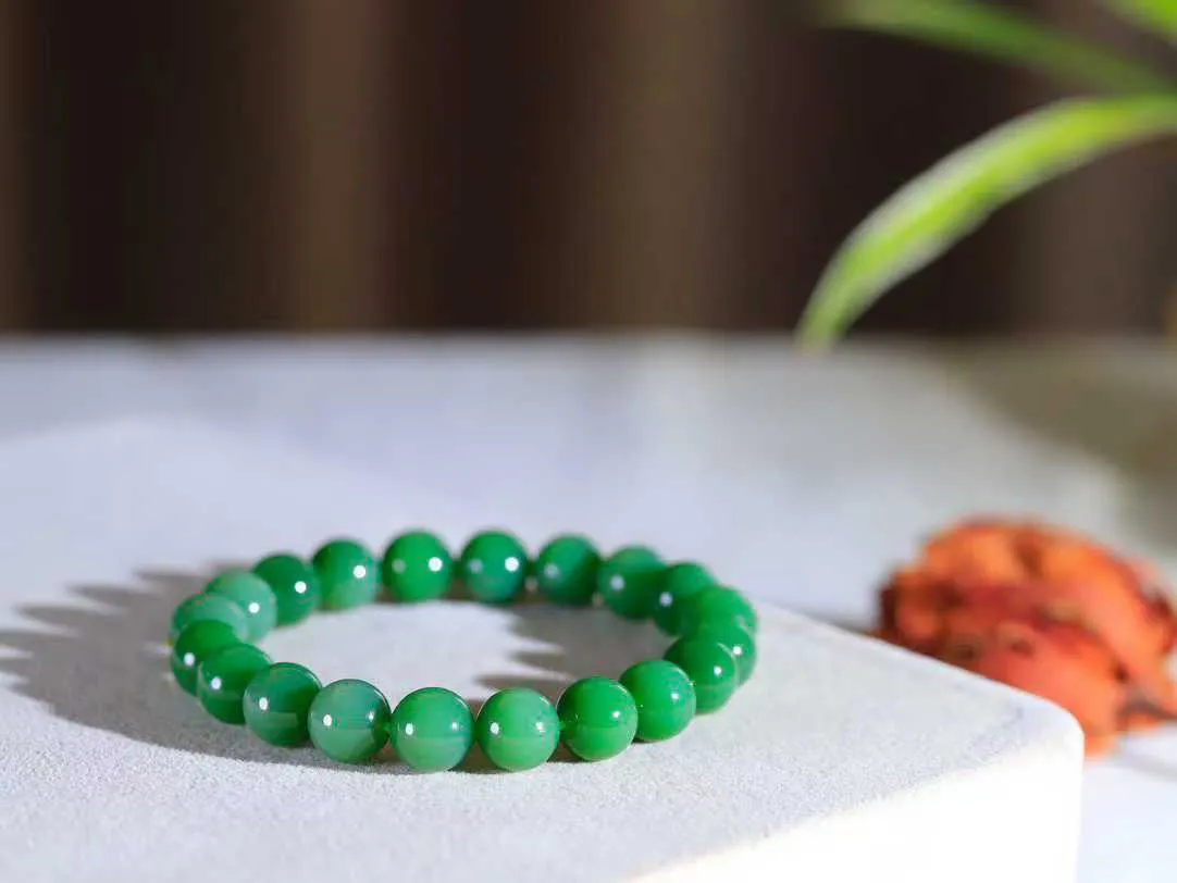 【珠圆玉润.手串】

精品和田玉碧玉珠圆玉润手串 玉质温润细腻  整串打磨圆润，佩戴舒适。珠珠落玉盘