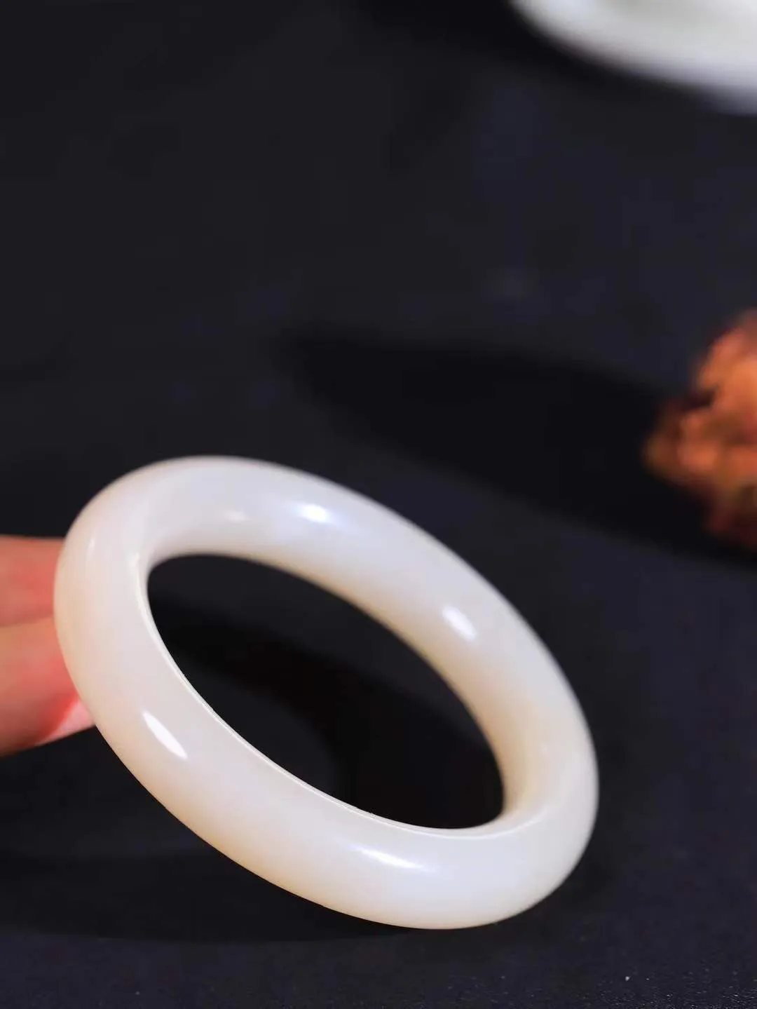 【粉黛.手镯】

精品️和田玉藕粉手镯
仙女藕粉手镯
馥郁芬芳 油糯饱满
气质温婉尔雅 甜甜的藕粉色
质地如膏似脂 少女感十足
精工打磨 手感上佳
尺寸55.4-13-11.5mm 重73.9克 fDA-341162286