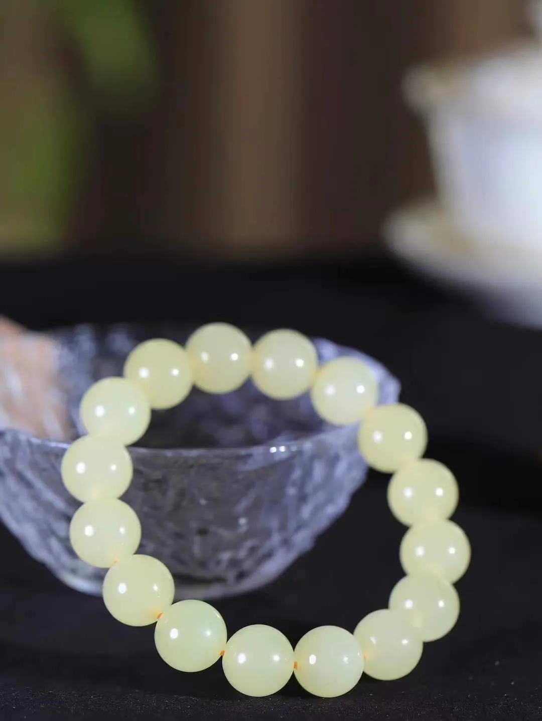 【珠圆玉润.手串】

精品和田玉蜂蜜水珠圆玉润手串 玉质温润细腻  整串打磨圆润，佩戴舒适。珠珠落玉盘，间关莺语花底滑，一生美好时光，无论身在何处，都有它相伴相守。事事顺遂，幸福美满，吉祥如意。重43.7克 尺寸取一12mm FDA-161102213