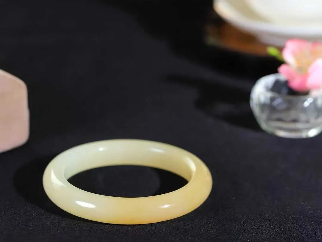 【一见钟情·手镯】

精品和田玉糖白玉手镯。镯型饱满，温润细腻，脂润沁香。️执一卷书，沏一盏