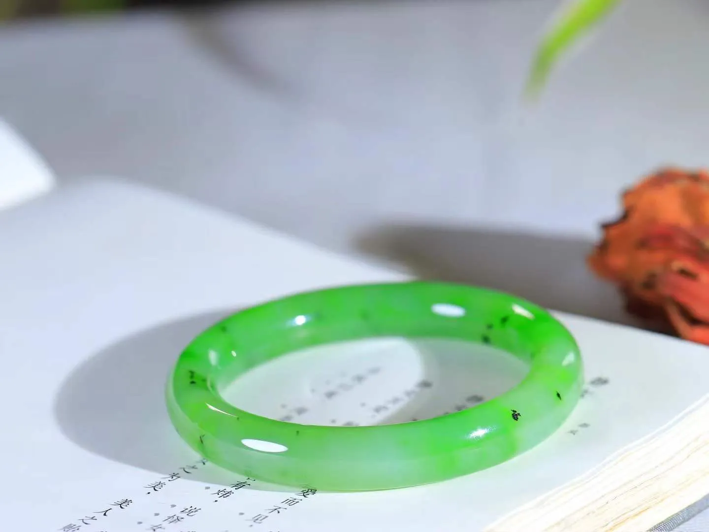 【悠悠芳华.镯】

精品和田玉碧玉圆条手镯 玉质温润 青葱岁月，尽收腕中，婉转流畅，凝岁月悠长。