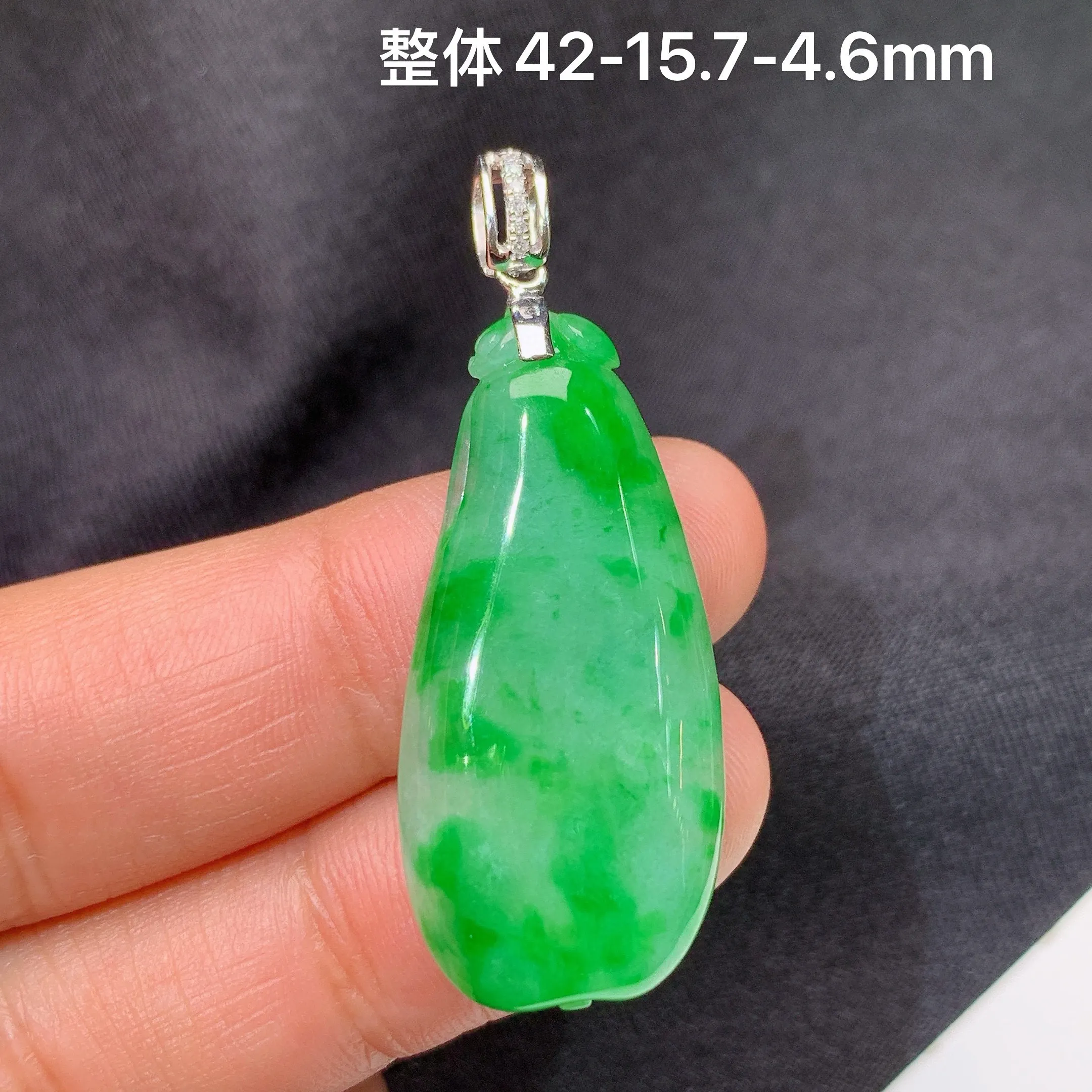 冰阳绿福瓜吊坠，18k金镶嵌，冰润色阳，玉质细腻，种水足，整体尺寸42*15.7*4.6