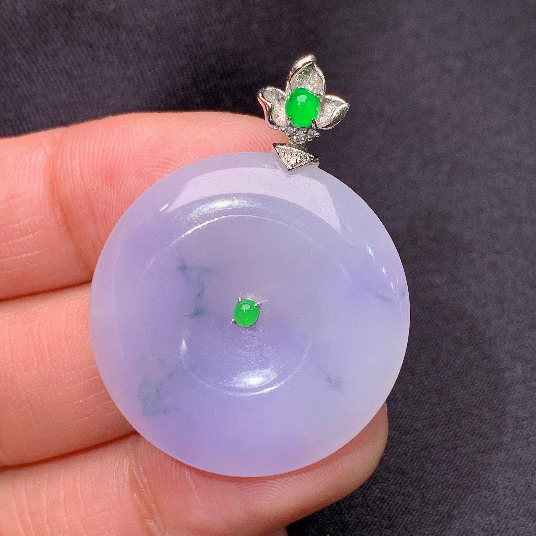 冰紫罗兰平安扣吊坠，18k金镶嵌，温润细腻，颜色鲜艳，整体尺寸37*38.1*5