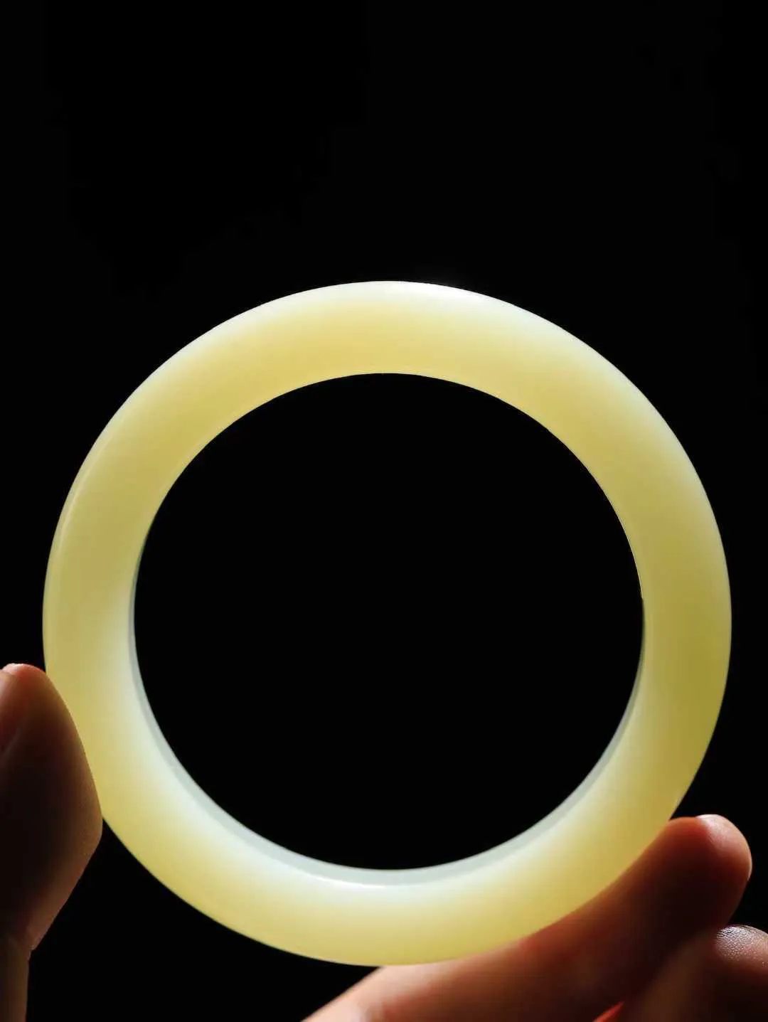 （一见钟情.手镯）

精品️和田玉手镯，玉质温和莹润，精光内蕴，手感舒适。整器简约，打磨光洁，让人爱不释手，料美艺精，萦绕于手，尽显高贵之姿。重66克 内径57mm尺寸13-9.9mm   FDA-101101473